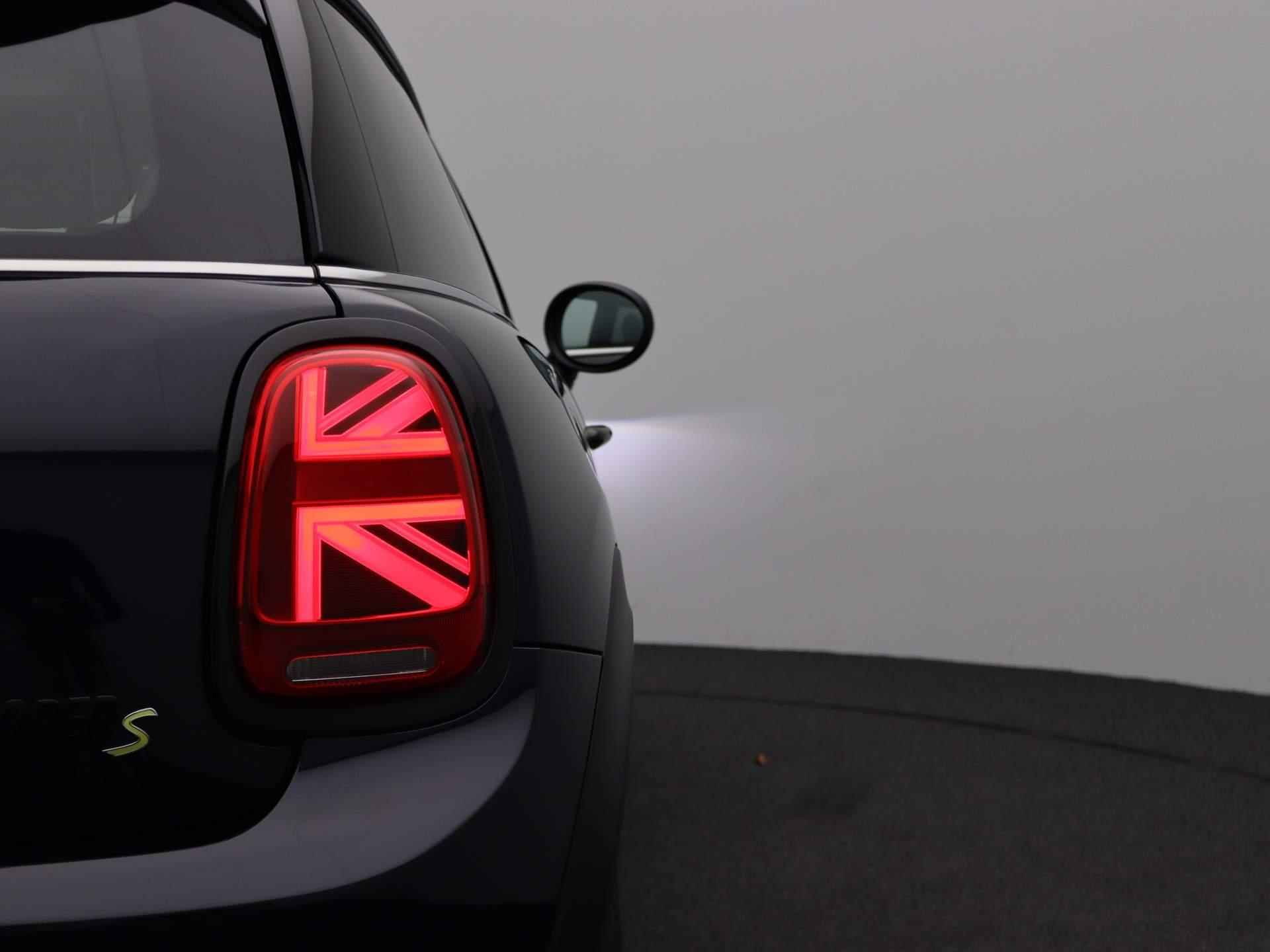 MINI Electric Cooper SE Classic Comfort Plus Pakket + Glazen panoramadak + Leer Chester Satellite Grey + 17'' + PDC + Led - 19/22