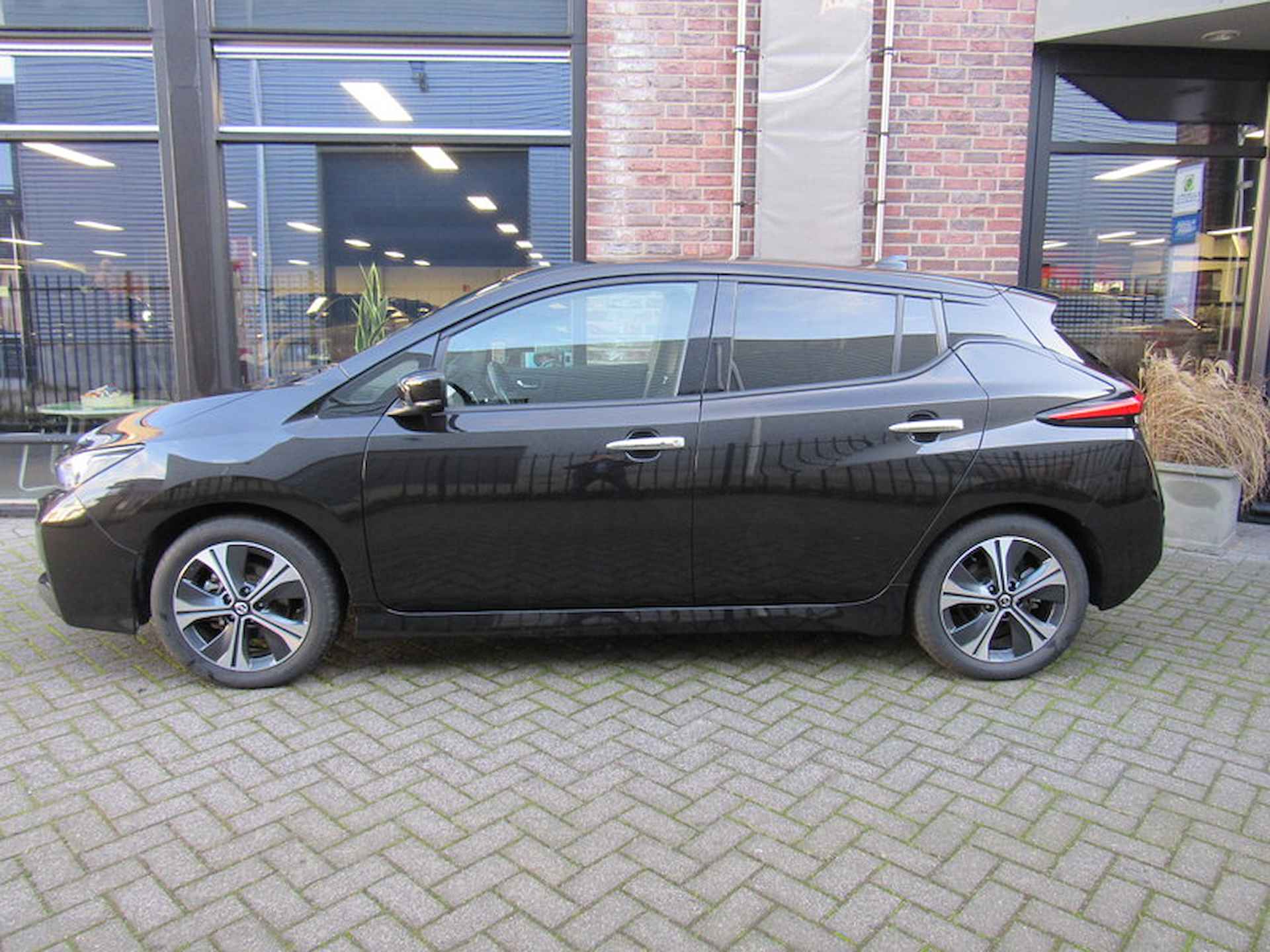 Nissan Leaf Electric 40kWh N-Connecta €2.000 Subsidie mogelijk/ Pro pilot / Adapt. Cruise / Dodehoek /  360° Camera /Stuur en stoelverwarming - 2/32