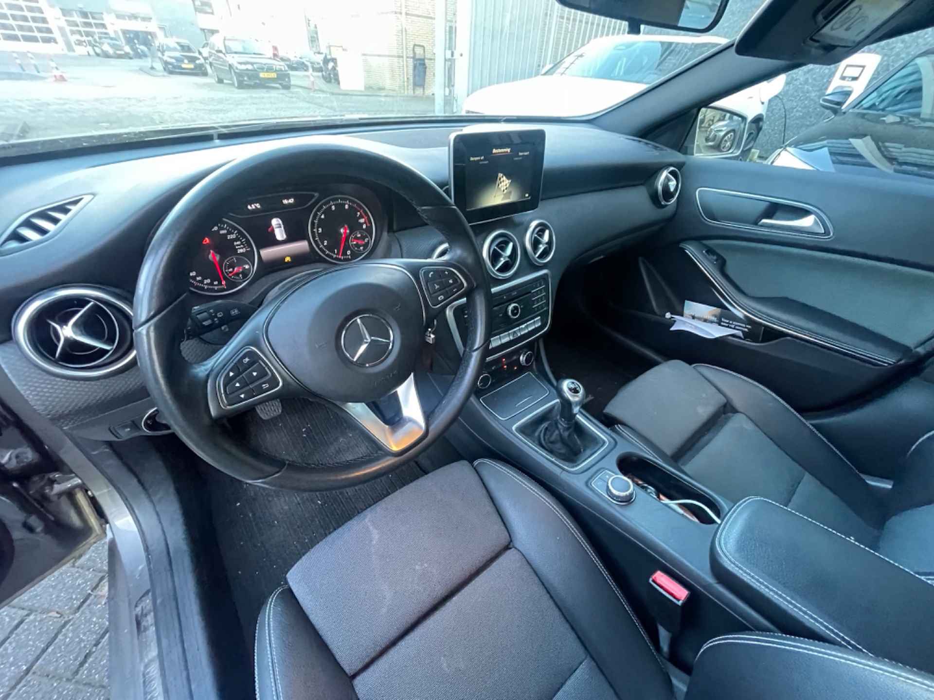 Mercedes-Benz A-Klasse 180 123PK | Leder\Stof | Clima | Stoelverwarming | Cruise | Bluetooth | Navigatie | Parkeersnesoren | 16'' Lichtmetaal | Beschikbaar Eind Februari! - 5/9