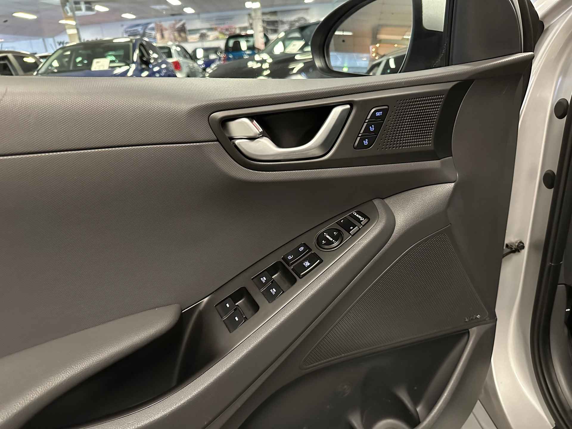 Hyundai IONIQ 1.6 GDi First Edition * Navigatie / Leder / Camera / Cruise control / NL Auto * - 10/24