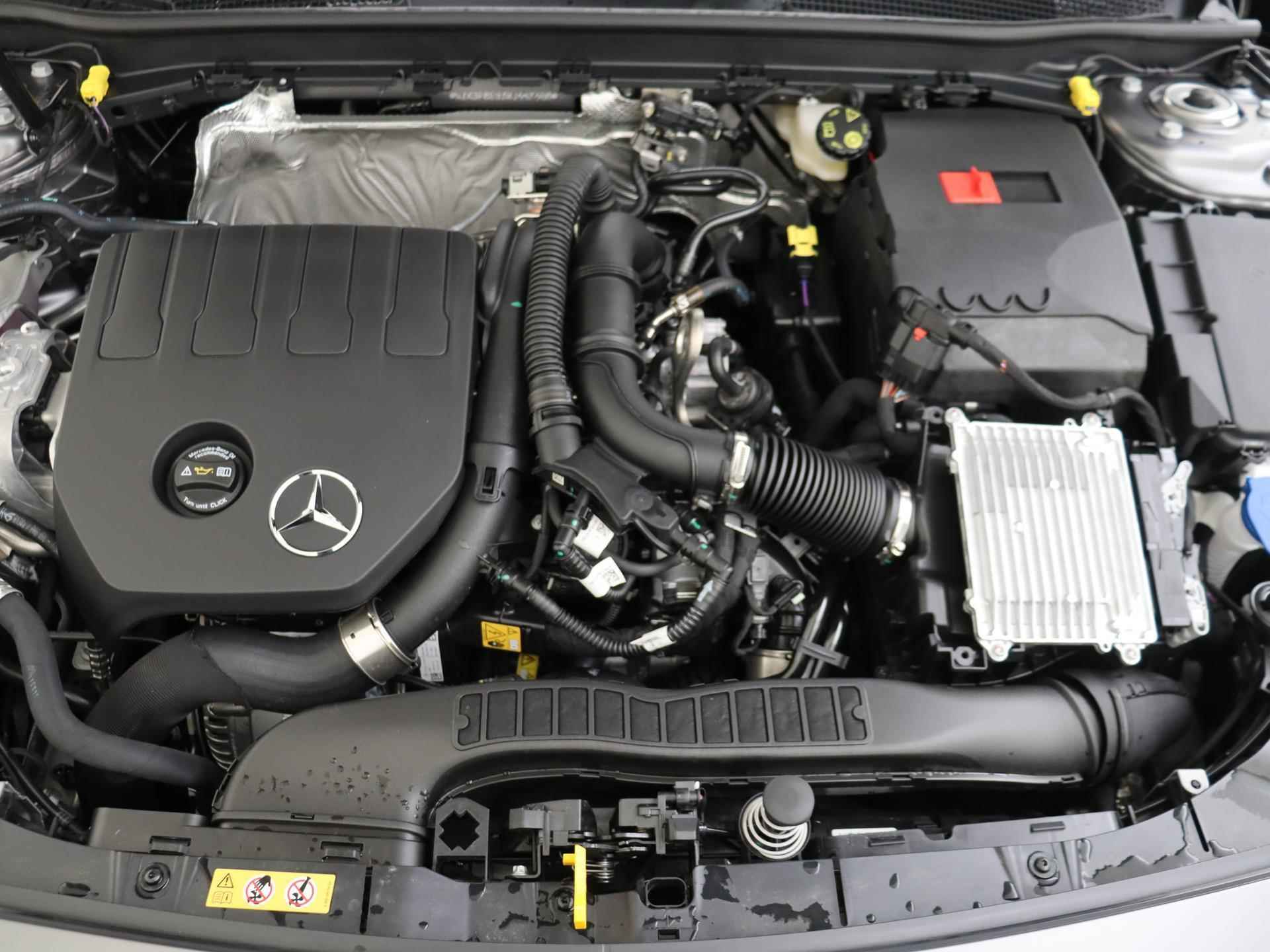 Mercedes-Benz A-klasse 180 AMG Line / Premium Pakket / Panorama dak / Magno Mountaingrey / 19' Inch AMG Multispaak - 11/34