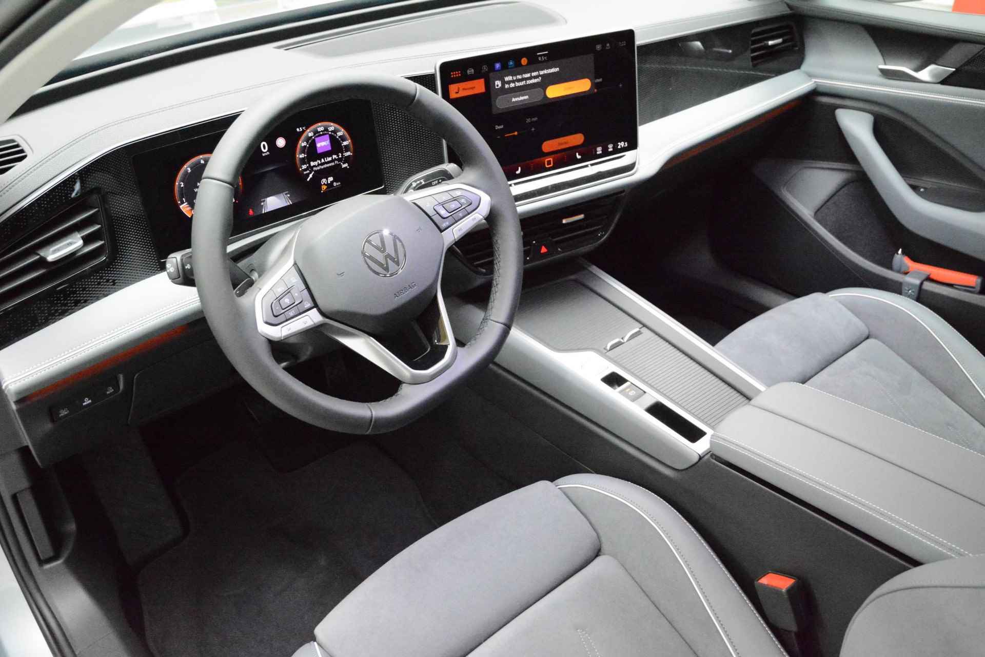 Volkswagen Passat Variant 1.5 eTSI Business 150 PK | Nieuw | Automaat | Navigatie | Stoelverwarming | Stuurverwarming | Keyless entry | Apple carplay | Android auto | Assistance pakket | Comfort pakket | LED-Matrix | Bagageruimtepakket | - 12/26