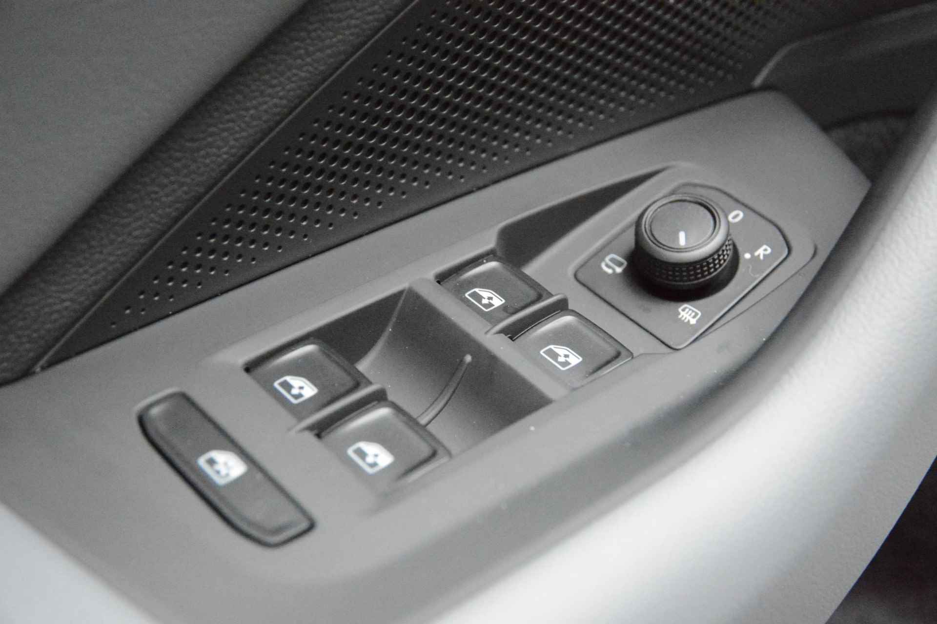 Volkswagen Passat Variant 1.5 eTSI Business 150 PK | Nieuw | Automaat | Navigatie | Stoelverwarming | Stuurverwarming | Keyless entry | Apple carplay | Android auto | Assistance pakket | Comfort pakket | LED-Matrix | Bagageruimtepakket | - 18/26