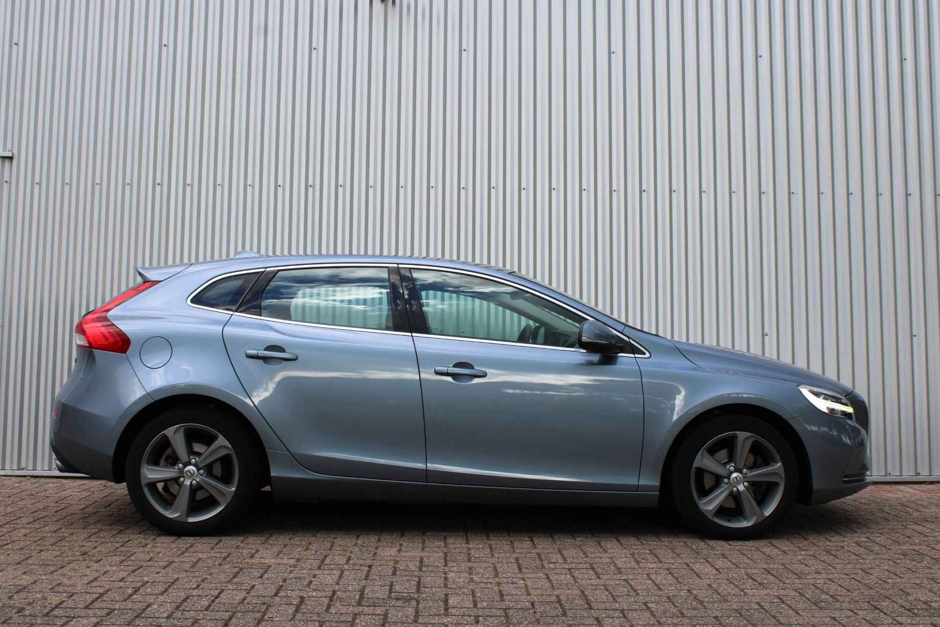 Volvo V40 2.0 T3 Inscription, Panoramadak, Achteruitrijcamera, Lederen bekleding, Stoelverwarming, Standkachel, Bestuurdersstoel met geheugenfunctie, - 3/21