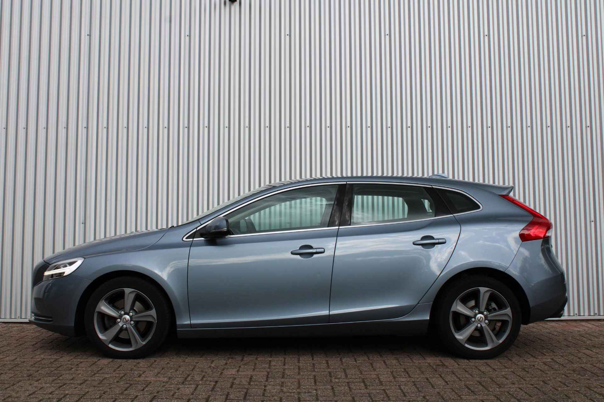 Volvo V40 2.0 T3 Inscription, Panoramadak, Achteruitrijcamera, Lederen bekleding, Stoelverwarming, Standkachel, Bestuurdersstoel met geheugenfunctie, - 4/21