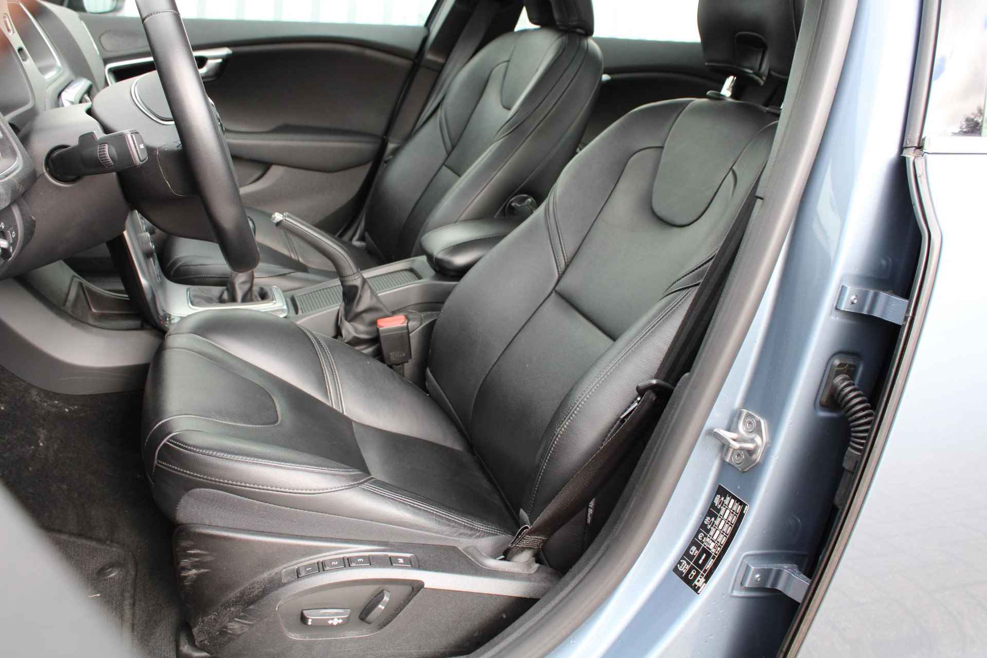 Volvo V40 2.0 T3 Inscription, Panoramadak, Achteruitrijcamera, Lederen bekleding, Stoelverwarming, Standkachel, Bestuurdersstoel met geheugenfunctie, - 9/21