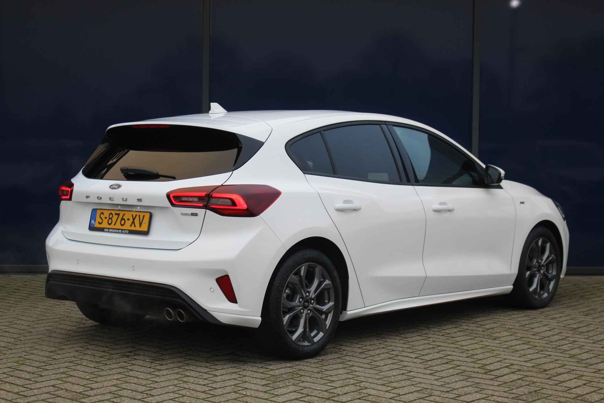 Ford Focus 1.0 EcoBoost Hybrid ST-Line | LED | Climate & Cruise C. | Navi | Privacy Glass | 17" LMV | - 2/40