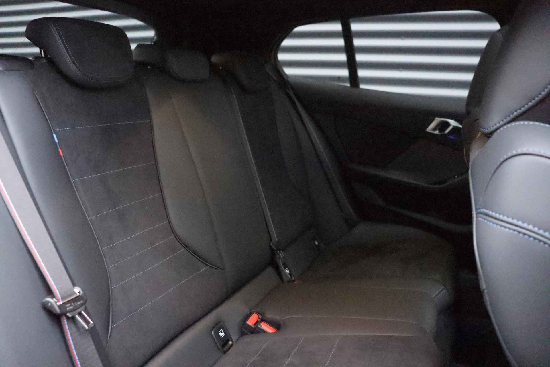 BMW 1 Serie 5-deurs 120 | M Sportpakket Pro | Panodak | Harman Kardon | M Performance | Elektr. Achterklep | Camera | Verwarmbare Voorstoelen | 19'' LMV - 10/35