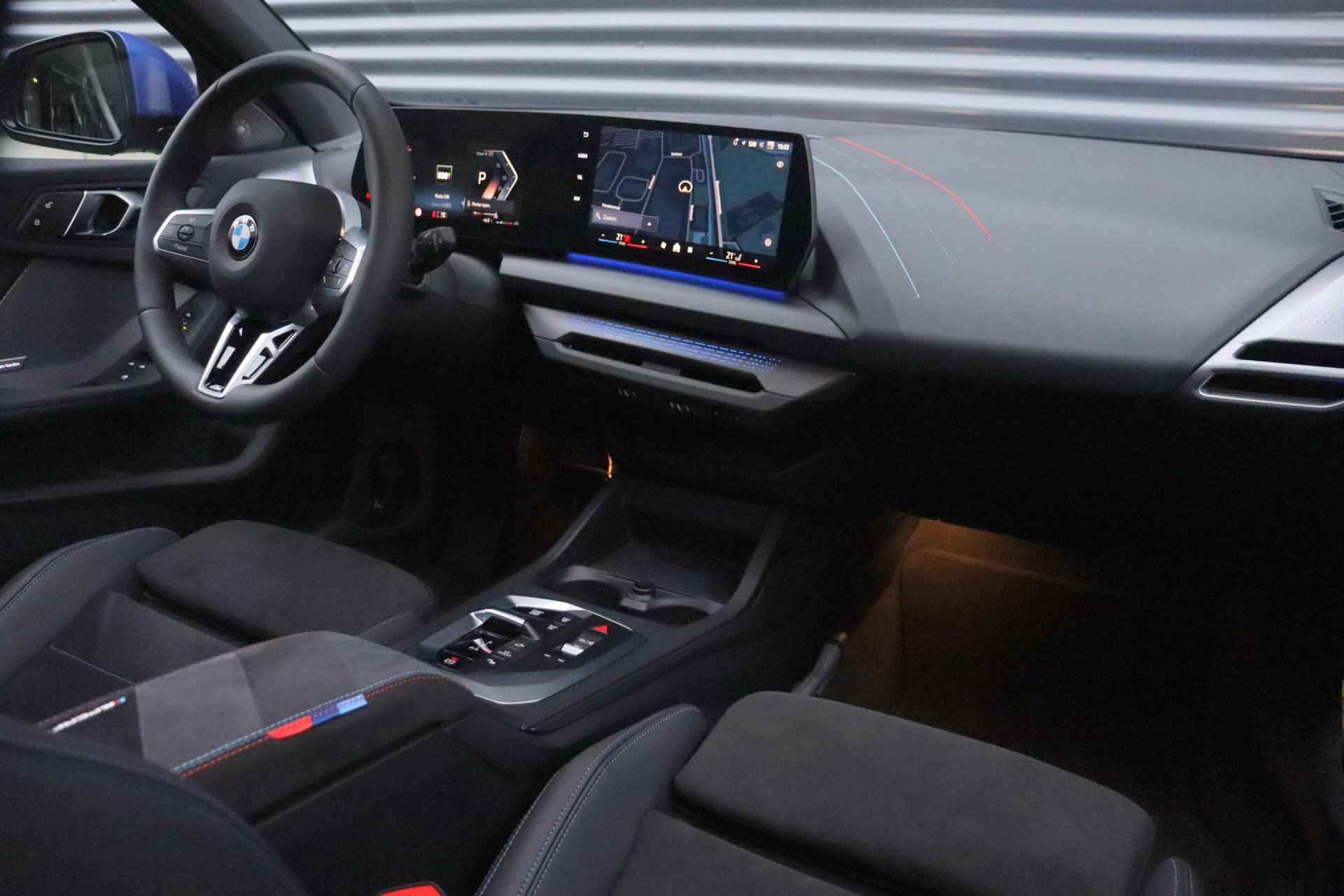 BMW 1 Serie 5-deurs 120 | M Sportpakket Pro | Panodak | Harman Kardon | M Performance | Elektr. Achterklep | Camera | Verwarmbare Voorstoelen | 19'' LMV - 16/35