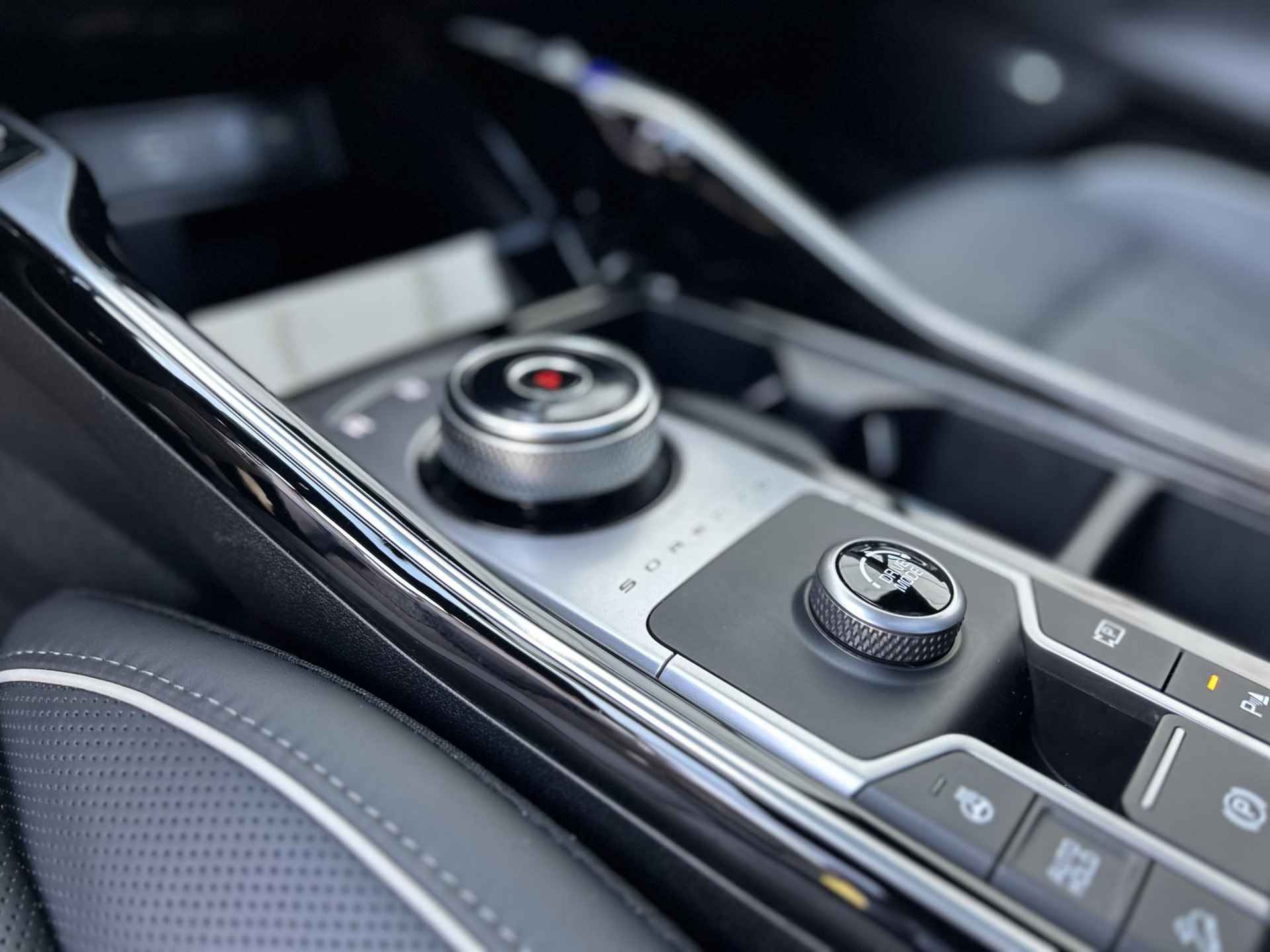 Kia Sorento 1.6 T-GDI Hybrid ExecutiveLine Automaat | Panoramadak | 360 Camera | BOSE | 19” Velgen | Navi | Stoelverkoeling | Navi | Key-Less | Apple CarPlay/Android Auto | Clima | PDC | Cruise | LED | - 7/33