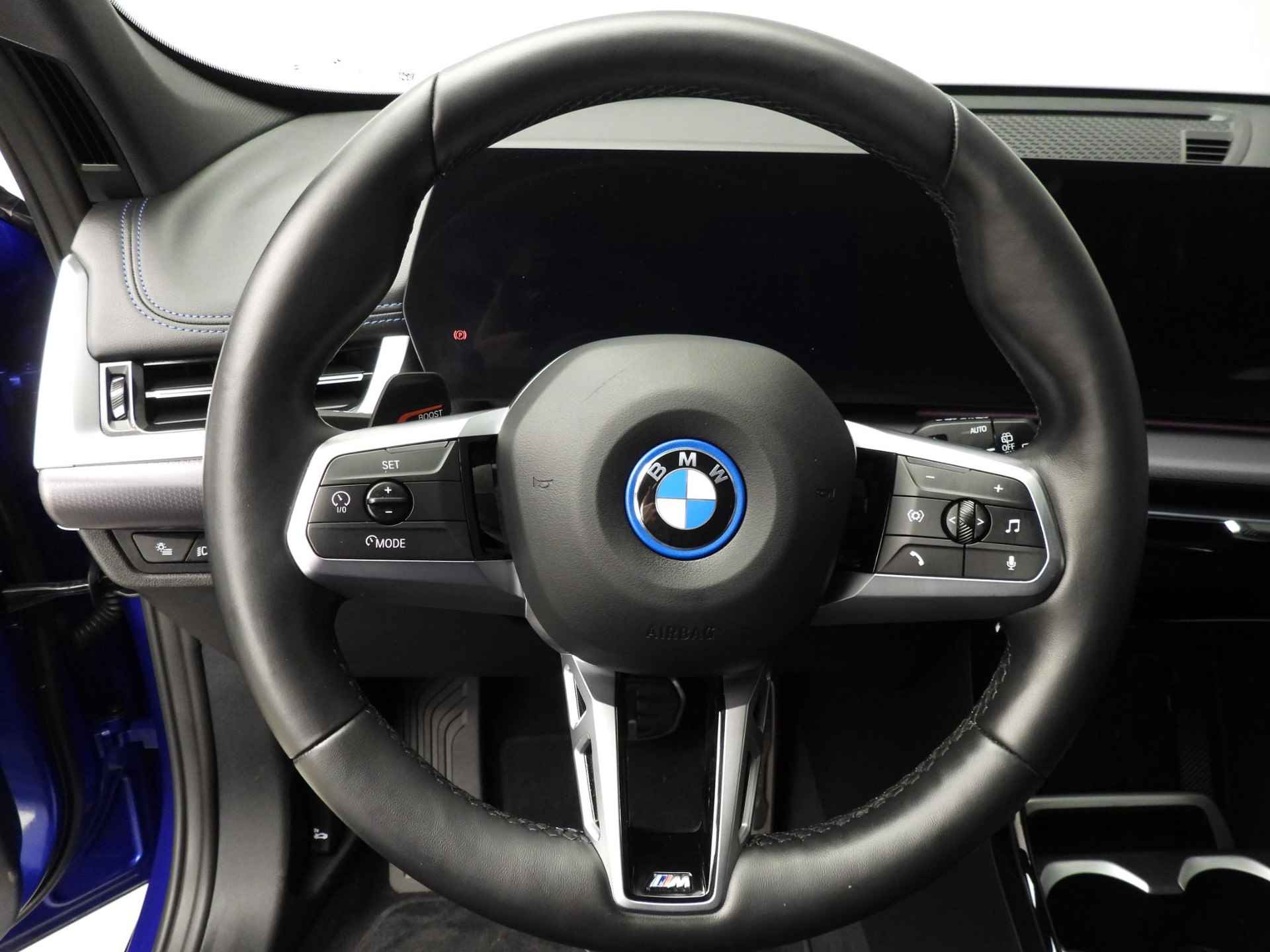 BMW iX1 xDrive30 | M-Sportpakket | LED | Navigatie | Stoelverwarming | Sportstoelen | Keyles go | DAB | Harman-kardon sound | Alu 19 inch - 12/50