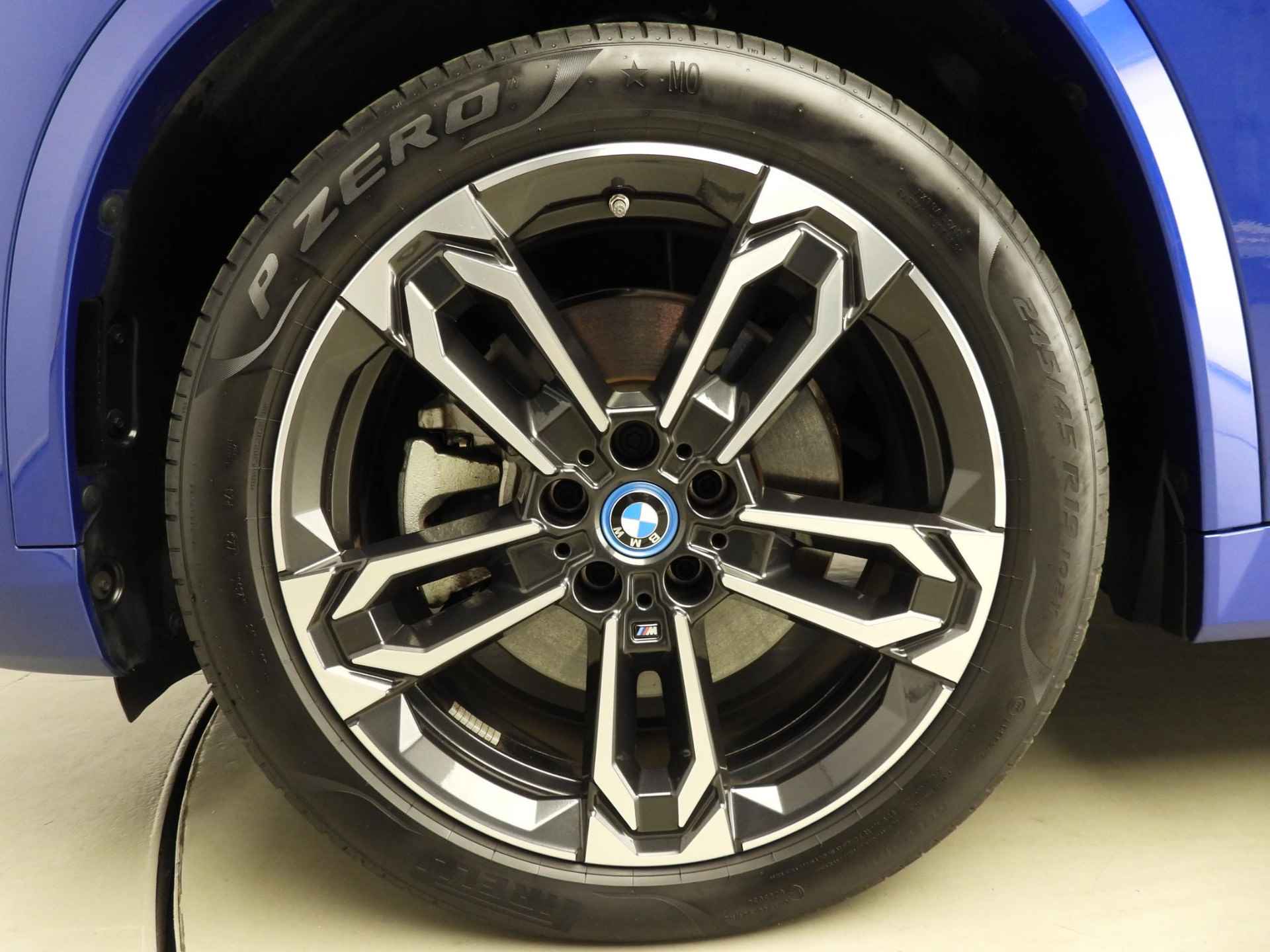 BMW iX1 xDrive30 | M-Sportpakket | LED | Navigatie | Stoelverwarming | Sportstoelen | Keyles go | DAB | Harman-kardon sound | Alu 19 inch - 50/50