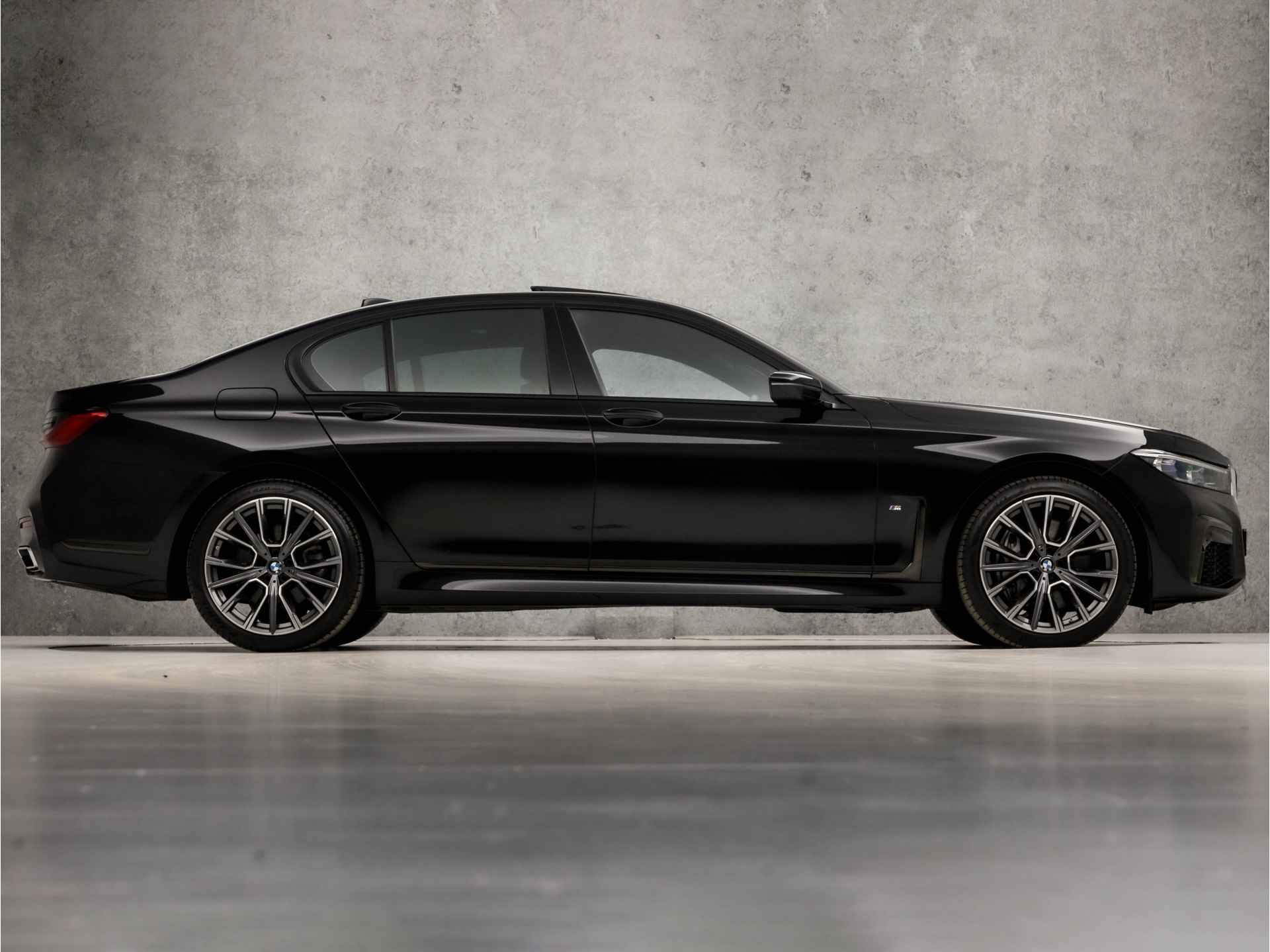 BMW 7 Serie 740d xDrive High Executive M Sport 351Pk automaat (SCHUIFDAK, APPLE CARPLAY, BMW PREMIUM GARANTIE, ALARM KLASSE 5, LUCHTVERING, COMFORTSTOELEN MET MASSAGE, DISPLAY KEY, SFEERVERLICHTING, SOFTCLOSE, LASER LED, HEAD-UP DISPLAY, - 4/49