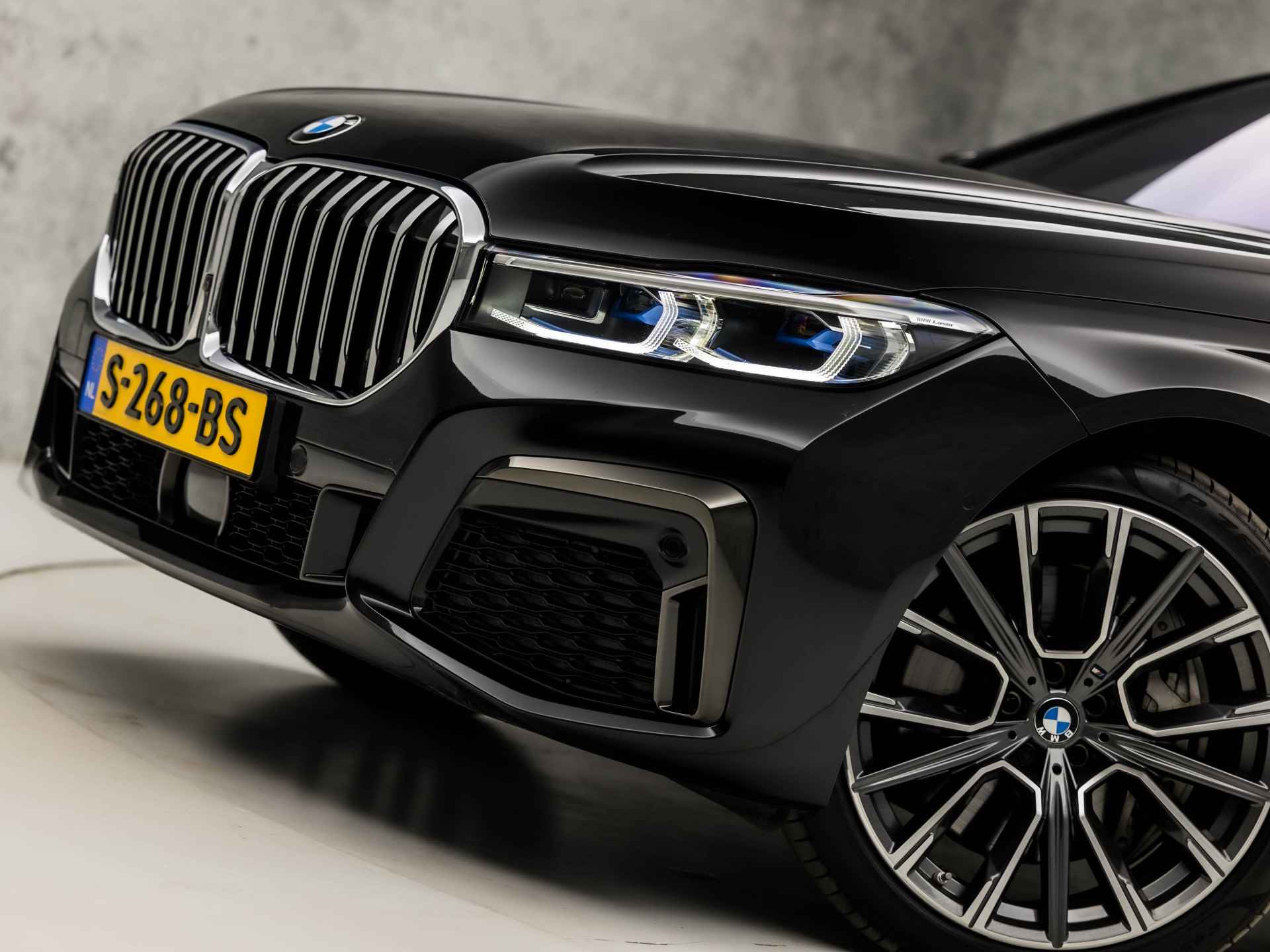 BMW 7 Serie 740d xDrive High Executive M Sport 351Pk automaat (SCHUIFDAK, APPLE CARPLAY, BMW PREMIUM GARANTIE, ALARM KLASSE 5, LUCHTVERING, COMFORTSTOELEN MET MASSAGE, DISPLAY KEY, SFEERVERLICHTING, SOFTCLOSE, LASER LED, HEAD-UP DISPLAY, - 18/49