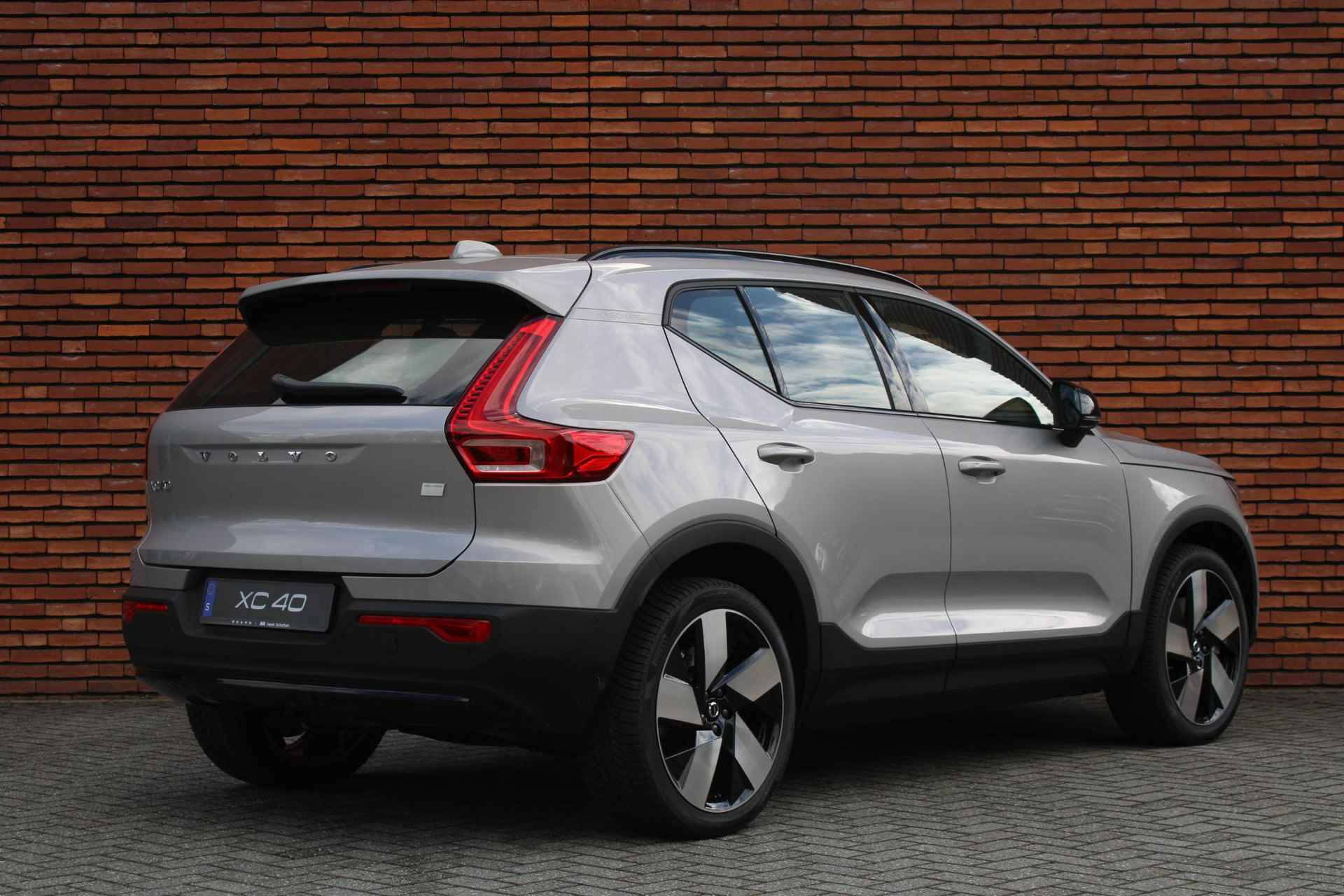 Volvo XC40 Single Motor Extended Range Ultimate 82 kWh Direct leverbaar, 20 inch lichtmetalen velgen, harman Kardon geluidssysteem, panoramisch Schuifdak, elektrisch verstelbare voorstoelen. - 2/20