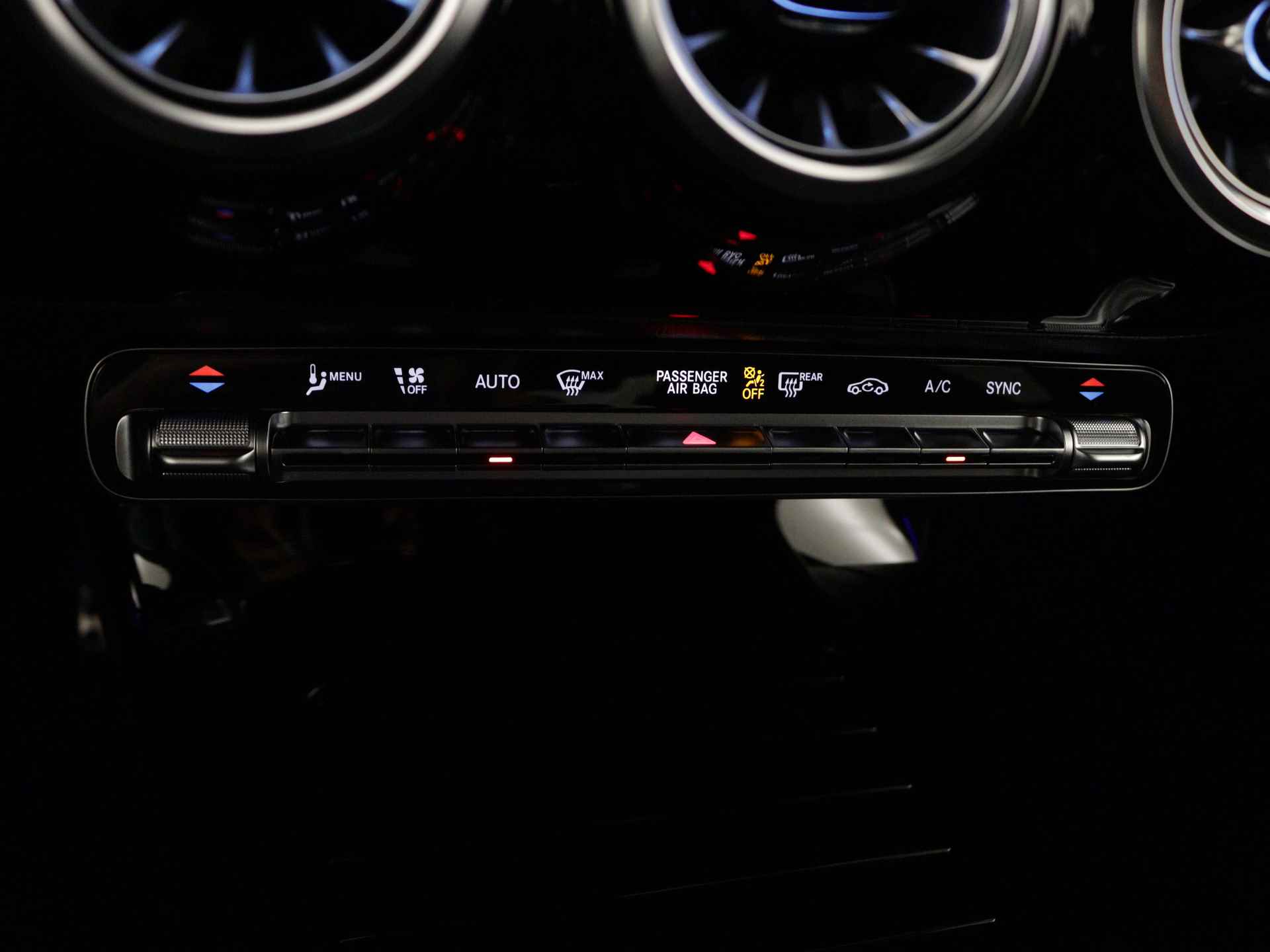 Mercedes-Benz CLA-Klasse 180 Star Edition AMG Line | Nightpakket | USB pakket plus | Draadloos oplaadsysteem voor smartphone | Sfeerverlichting | Verwarmde stoelen vooraan | Parkeerpakket met achteruitrijcamera | - 10/39