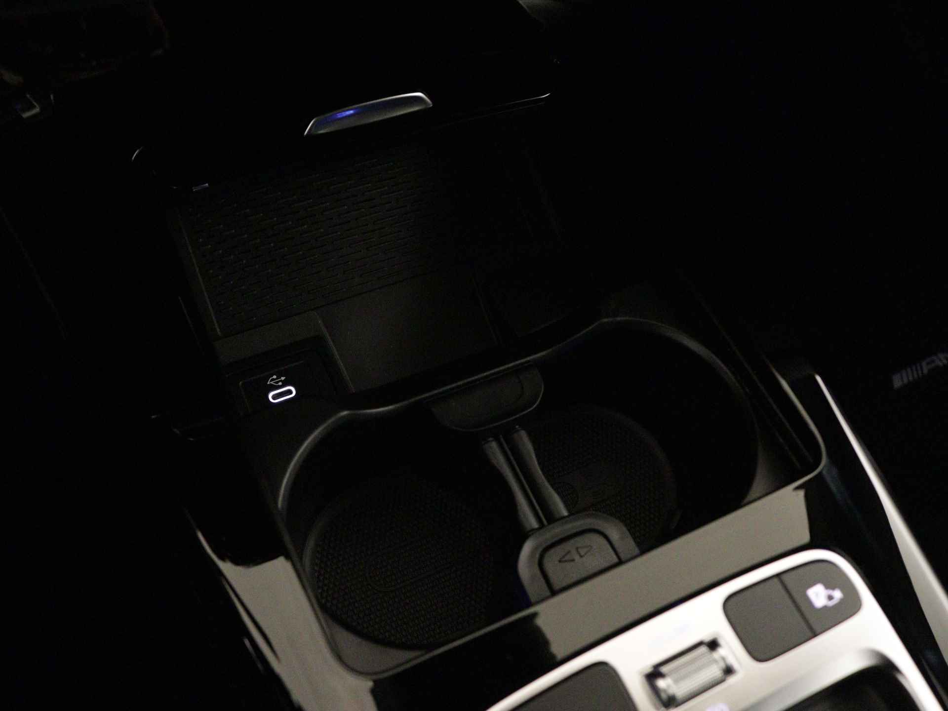 Mercedes-Benz CLA-Klasse 180 Star Edition AMG Line | Nightpakket | USB pakket plus | Draadloos oplaadsysteem voor smartphone | Sfeerverlichting | Verwarmde stoelen vooraan | Parkeerpakket met achteruitrijcamera | - 11/39