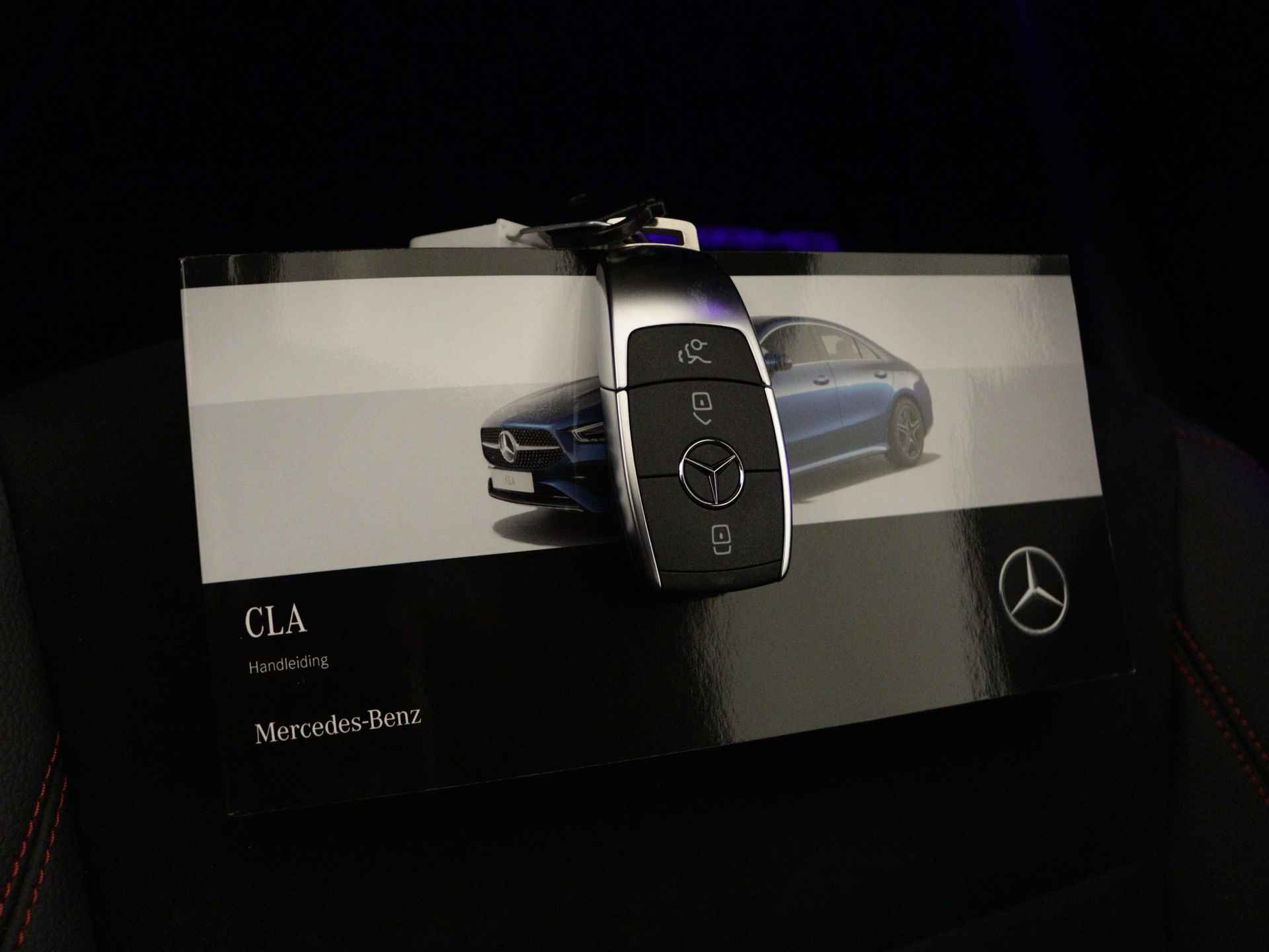 Mercedes-Benz CLA-Klasse 180 Star Edition AMG Line | Nightpakket | USB pakket plus | Draadloos oplaadsysteem voor smartphone | Sfeerverlichting | Verwarmde stoelen vooraan | Parkeerpakket met achteruitrijcamera | - 12/39