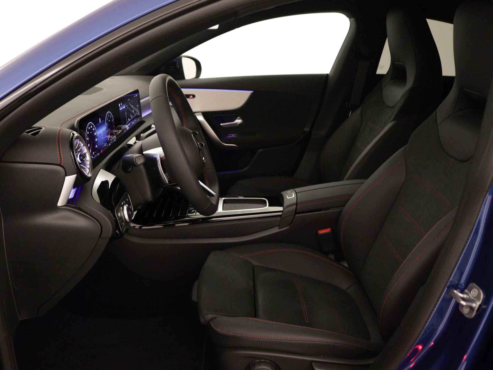 Mercedes-Benz CLA-Klasse 180 Star Edition AMG Line | Nightpakket | USB pakket plus | Draadloos oplaadsysteem voor smartphone | Sfeerverlichting | Verwarmde stoelen vooraan | Parkeerpakket met achteruitrijcamera | - 16/39