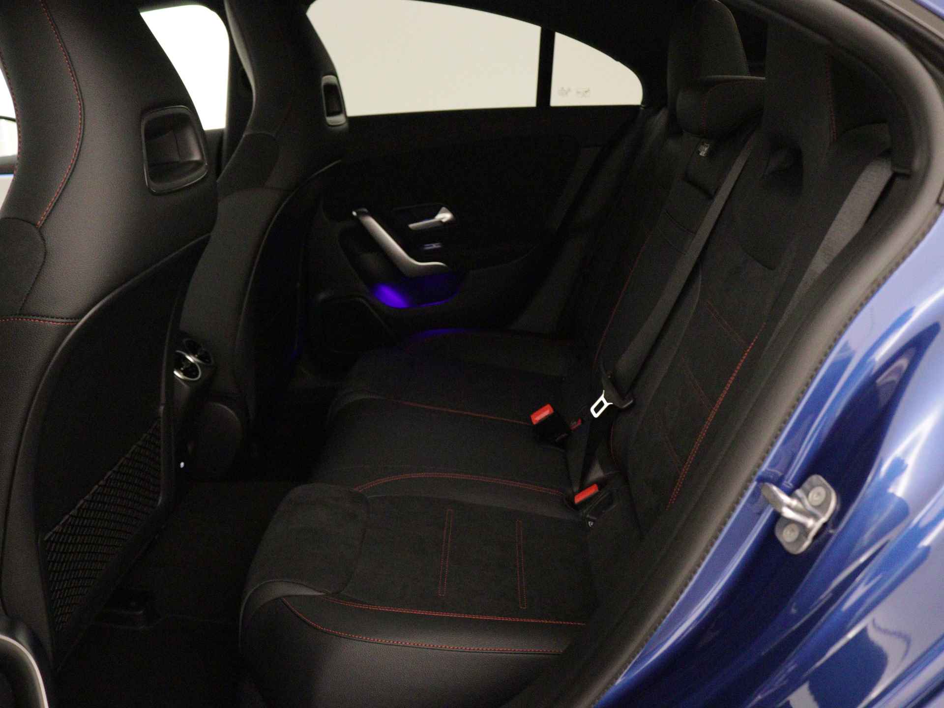 Mercedes-Benz CLA-Klasse 180 Star Edition AMG Line | Nightpakket | USB pakket plus | Draadloos oplaadsysteem voor smartphone | Sfeerverlichting | Verwarmde stoelen vooraan | Parkeerpakket met achteruitrijcamera | - 17/39