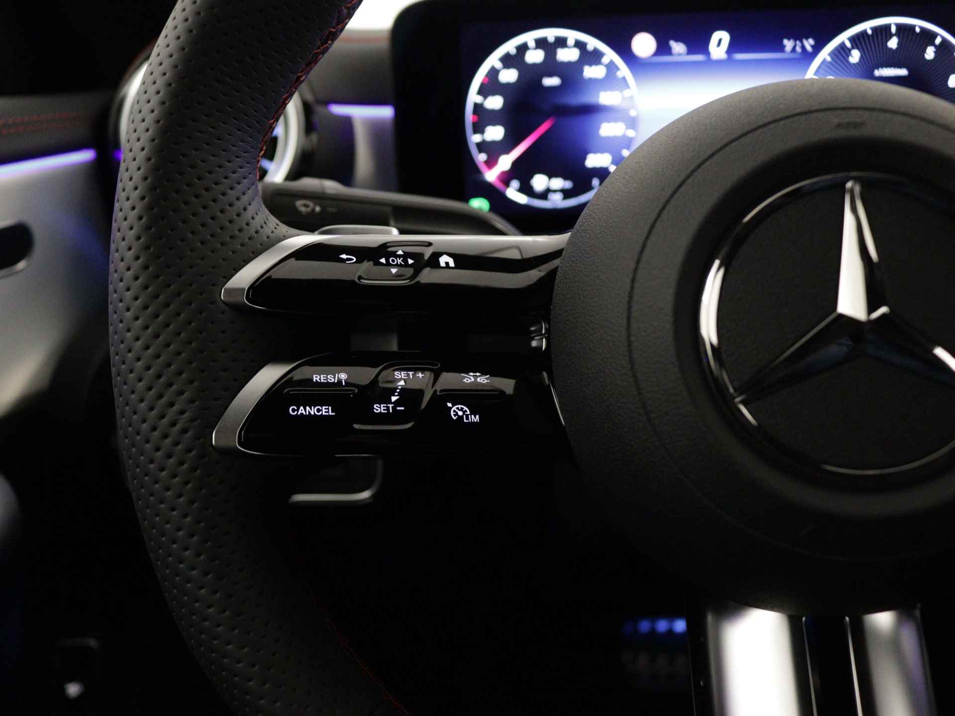 Mercedes-Benz CLA-Klasse 180 Star Edition AMG Line | Nightpakket | USB pakket plus | Draadloos oplaadsysteem voor smartphone | Sfeerverlichting | Verwarmde stoelen vooraan | Parkeerpakket met achteruitrijcamera | - 19/39