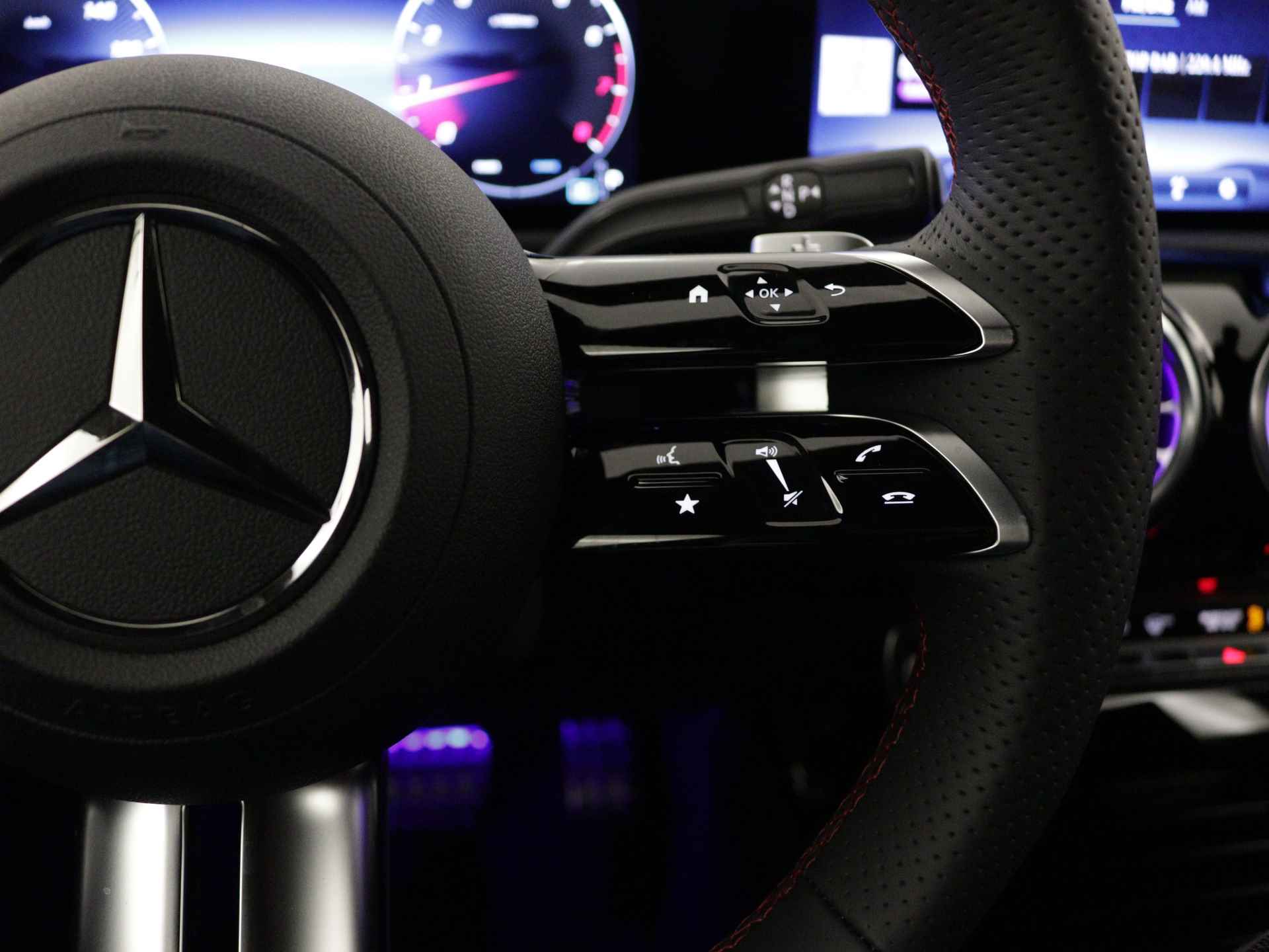 Mercedes-Benz CLA-Klasse 180 Star Edition AMG Line | Nightpakket | USB pakket plus | Draadloos oplaadsysteem voor smartphone | Sfeerverlichting | Verwarmde stoelen vooraan | Parkeerpakket met achteruitrijcamera | - 20/39