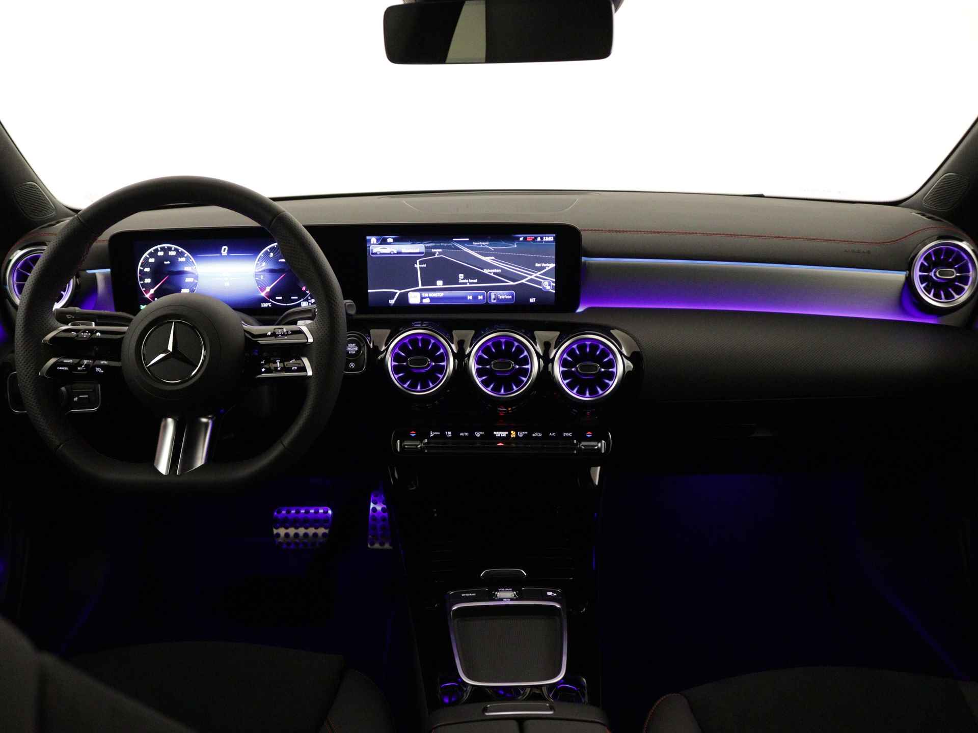 Mercedes-Benz CLA-Klasse 180 Star Edition AMG Line | Nightpakket | USB pakket plus | Draadloos oplaadsysteem voor smartphone | Sfeerverlichting | Verwarmde stoelen vooraan | Parkeerpakket met achteruitrijcamera | - 26/39