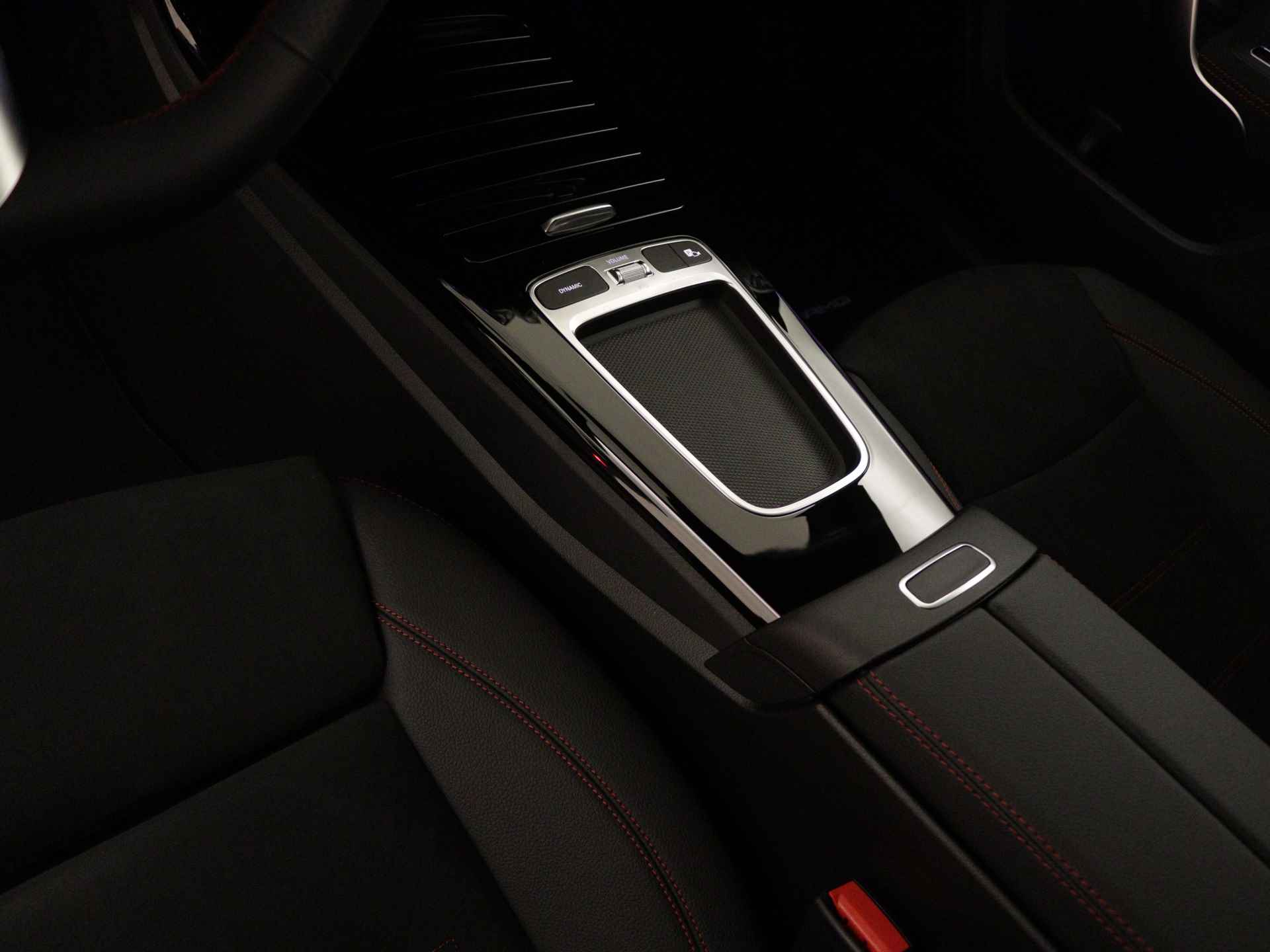 Mercedes-Benz CLA-Klasse 180 Star Edition AMG Line | Nightpakket | USB pakket plus | Draadloos oplaadsysteem voor smartphone | Sfeerverlichting | Verwarmde stoelen vooraan | Parkeerpakket met achteruitrijcamera | - 27/39