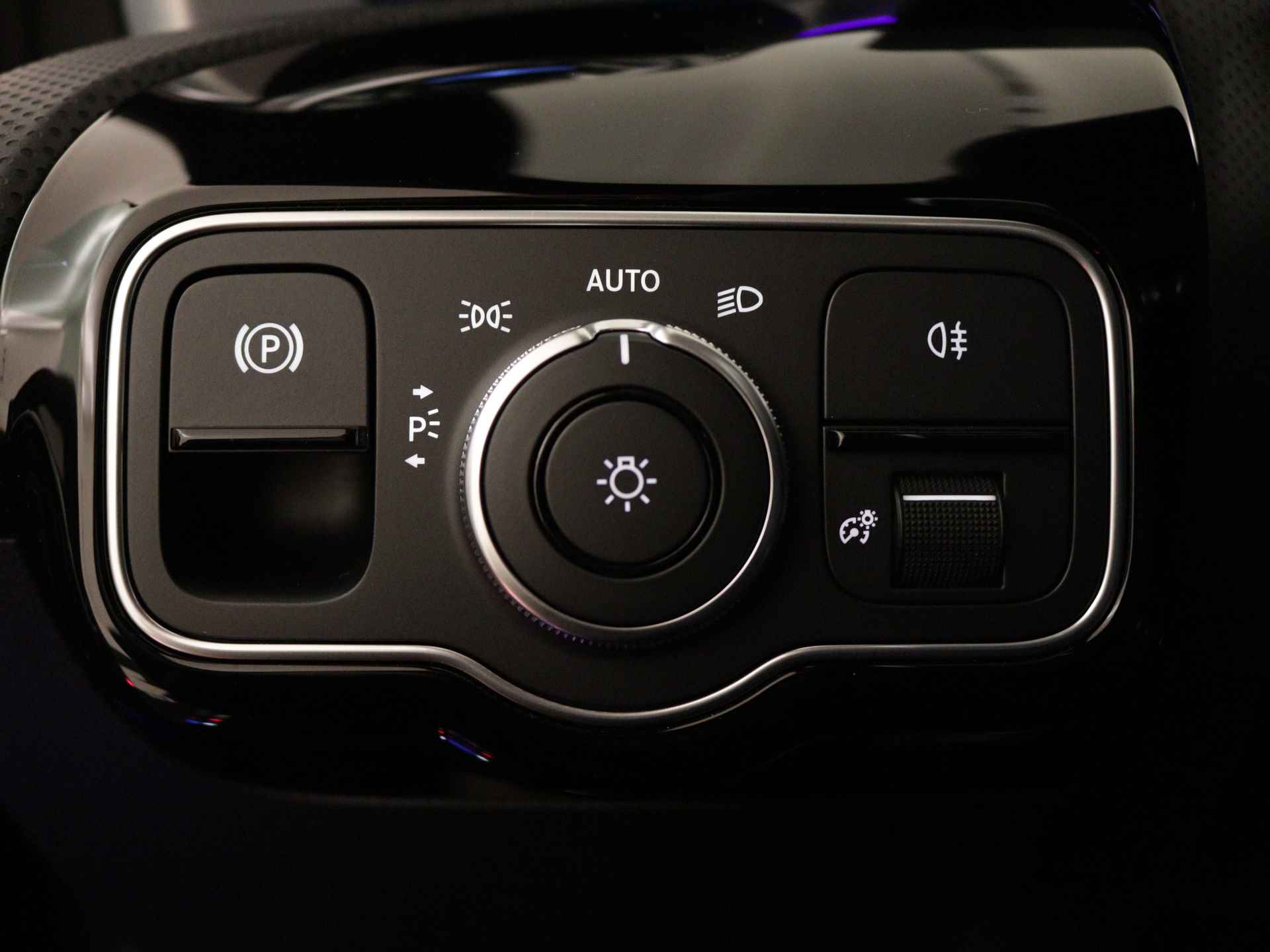 Mercedes-Benz CLA-Klasse 180 Star Edition AMG Line | Nightpakket | USB pakket plus | Draadloos oplaadsysteem voor smartphone | Sfeerverlichting | Verwarmde stoelen vooraan | Parkeerpakket met achteruitrijcamera | - 29/39