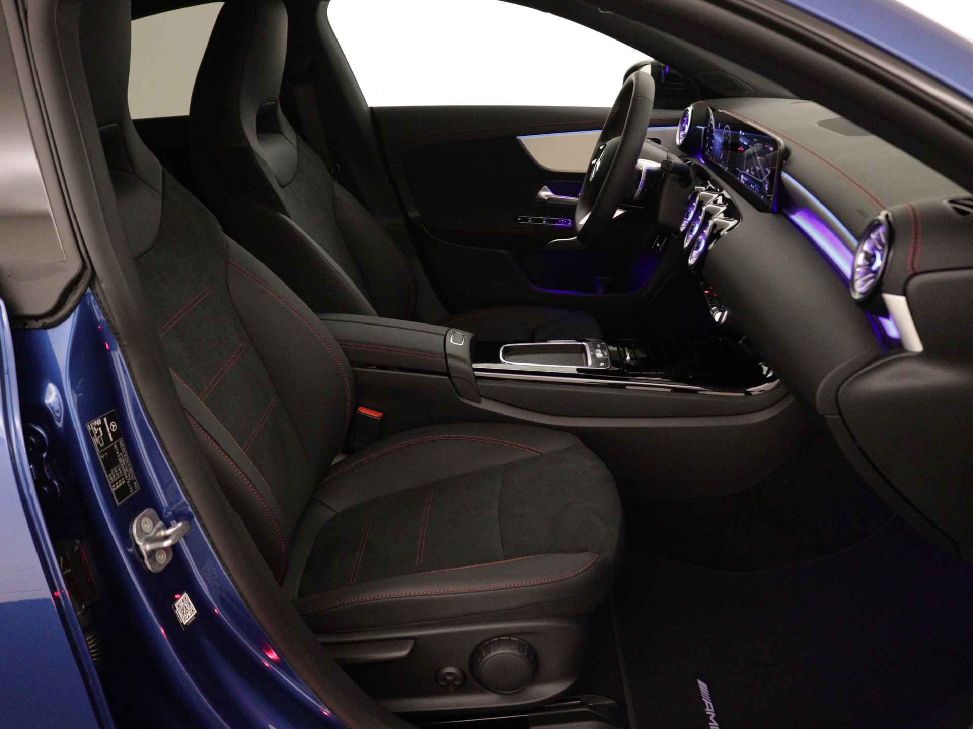 Mercedes-Benz CLA-Klasse 180 Star Edition AMG Line | Nightpakket | USB pakket plus | Draadloos oplaadsysteem voor smartphone | Sfeerverlichting | Verwarmde stoelen vooraan | Parkeerpakket met achteruitrijcamera | - 31/39