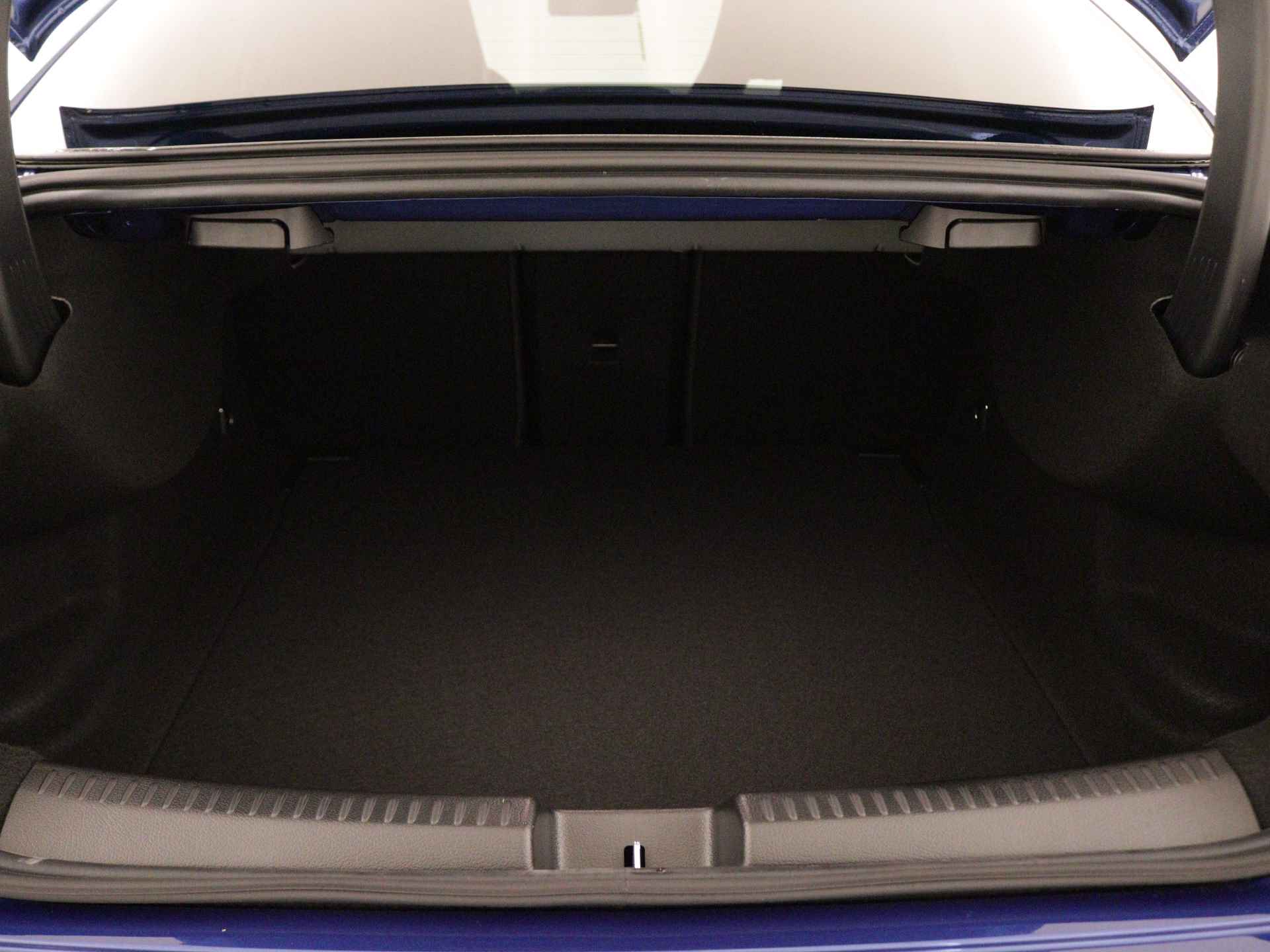 Mercedes-Benz CLA-Klasse 180 Star Edition AMG Line | Nightpakket | USB pakket plus | Draadloos oplaadsysteem voor smartphone | Sfeerverlichting | Verwarmde stoelen vooraan | Parkeerpakket met achteruitrijcamera | - 32/39