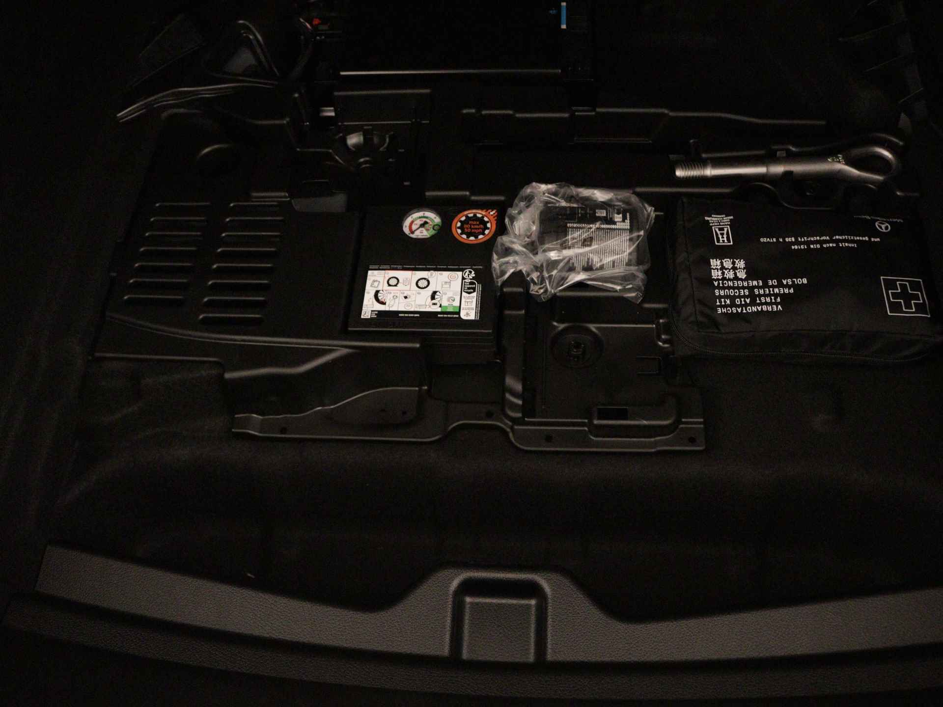Mercedes-Benz CLA-Klasse 180 Star Edition AMG Line | Nightpakket | USB pakket plus | Draadloos oplaadsysteem voor smartphone | Sfeerverlichting | Verwarmde stoelen vooraan | Parkeerpakket met achteruitrijcamera | - 33/39