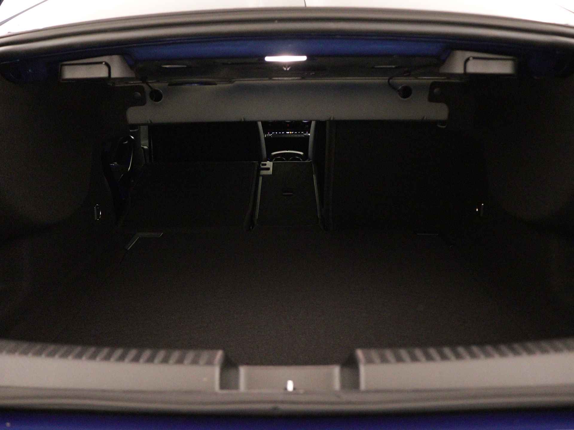 Mercedes-Benz CLA-Klasse 180 Star Edition AMG Line | Nightpakket | USB pakket plus | Draadloos oplaadsysteem voor smartphone | Sfeerverlichting | Verwarmde stoelen vooraan | Parkeerpakket met achteruitrijcamera | - 34/39