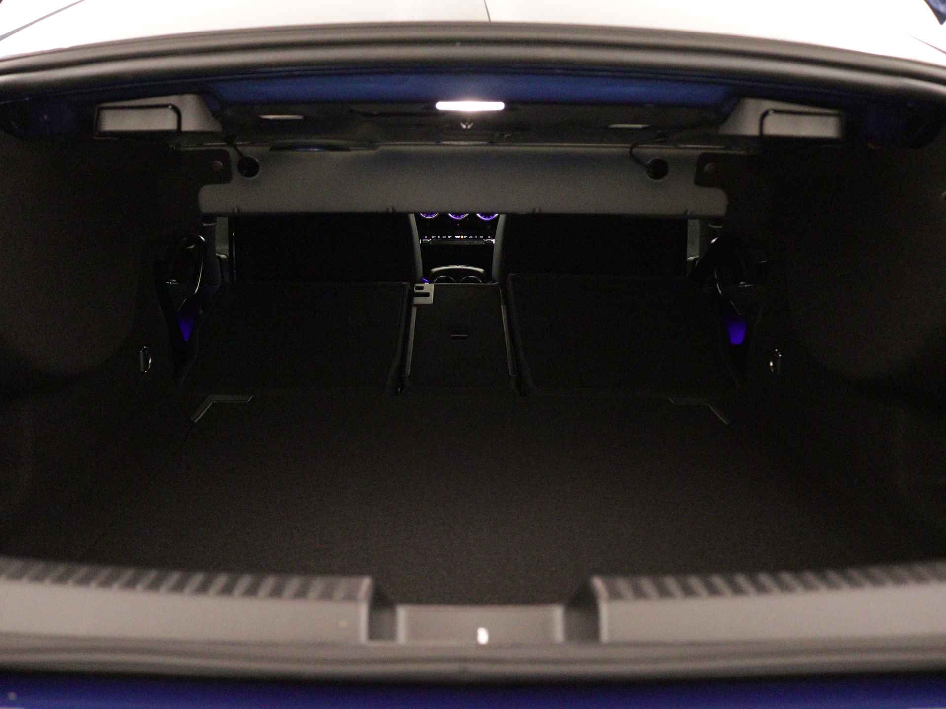 Mercedes-Benz CLA-Klasse 180 Star Edition AMG Line | Nightpakket | USB pakket plus | Draadloos oplaadsysteem voor smartphone | Sfeerverlichting | Verwarmde stoelen vooraan | Parkeerpakket met achteruitrijcamera | - 35/39