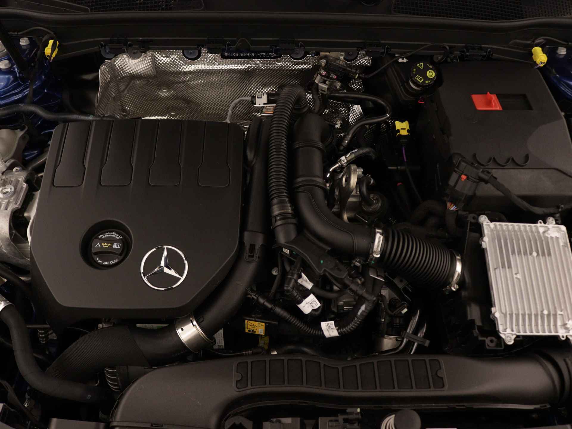 Mercedes-Benz CLA-Klasse 180 Star Edition AMG Line | Nightpakket | USB pakket plus | Draadloos oplaadsysteem voor smartphone | Sfeerverlichting | Verwarmde stoelen vooraan | Parkeerpakket met achteruitrijcamera | - 36/39
