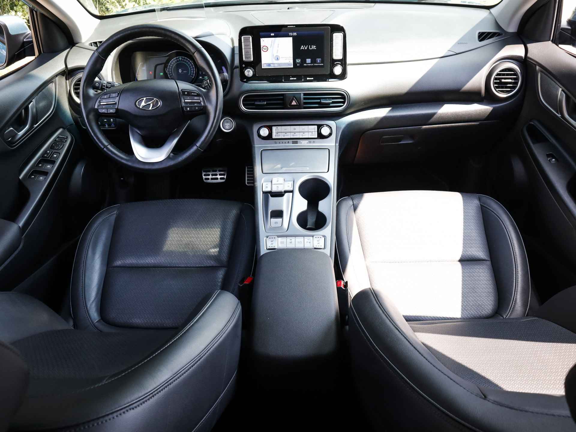 Hyundai KONA EV Premium 64 kWh (204 PK) 1e-Eig, Keurig-Onderh, 12-Mnd-BOVAG, NL-Auto, Navigatie/Apple-Carplay/Android-Auto, Adaptive-Cruisecontrol, Keyless-Entry/Start, Head-Up, Parkeersensoren, Stoelverwarming, Voorstoelen-Gevent, Licht-Zicht-Pakket, DAB, Privacy-Glas - 3/43