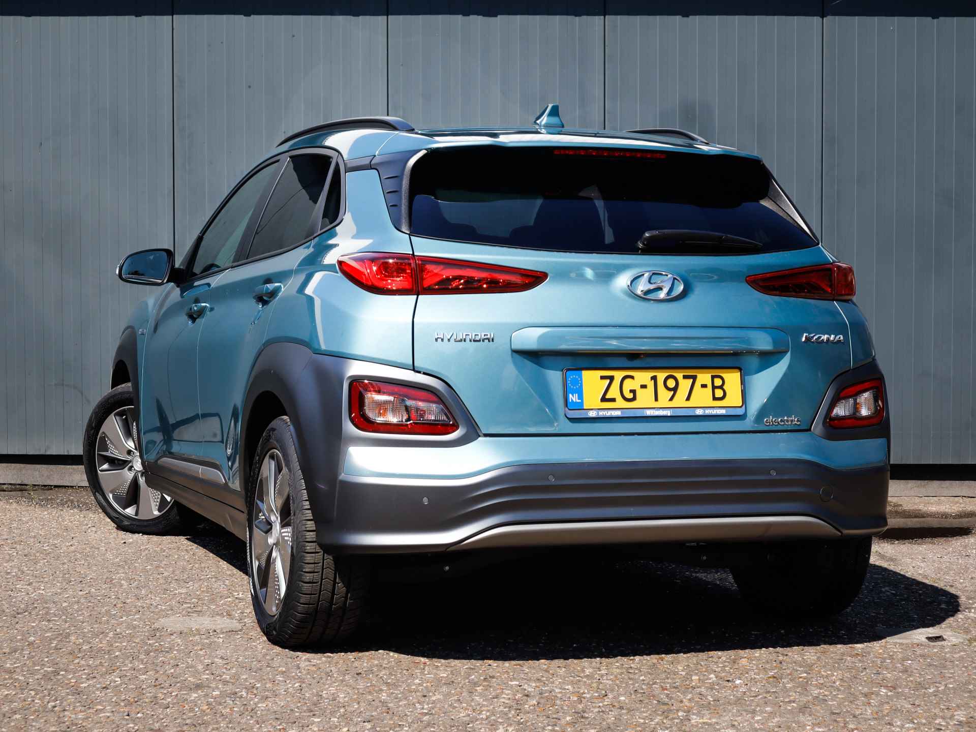 Hyundai KONA EV Premium 64 kWh (204 PK) 1e-Eig, Keurig-Onderh, 12-Mnd-BOVAG, NL-Auto, Navigatie/Apple-Carplay/Android-Auto, Adaptive-Cruisecontrol, Keyless-Entry/Start, Head-Up, Parkeersensoren, Stoelverwarming, Voorstoelen-Gevent, Licht-Zicht-Pakket, DAB, Privacy-Glas - 40/43