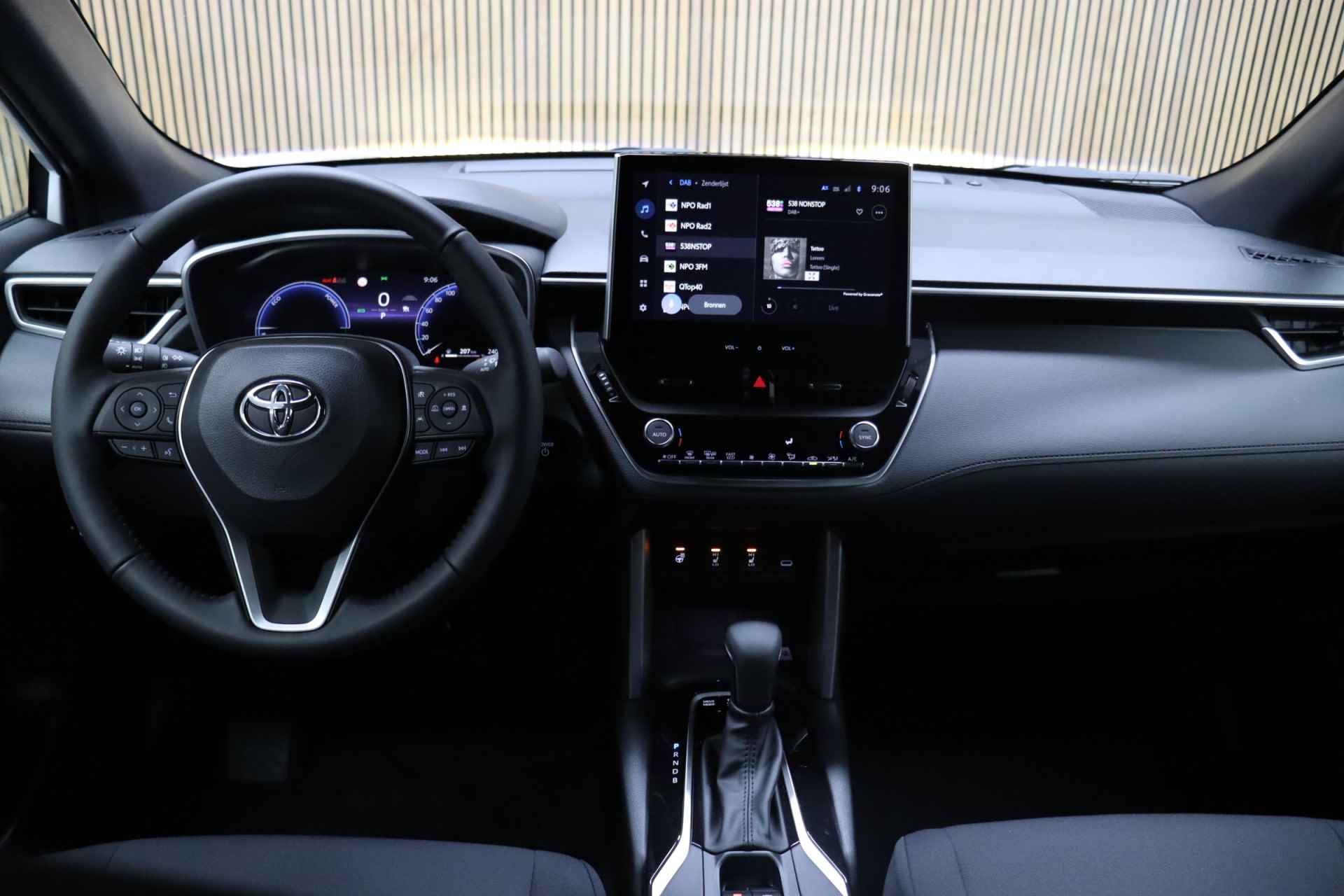 Toyota Corolla Cross Hybrid 200 Style | Facelift | Nieuw uit voorraad leverbaar | € 1.395,- Voorraad voordeel! | Dodehoekdetectie | Parkeersensoren | Apple Carplay & Android Auto | Elek. bedienbare achterklep - 42/48