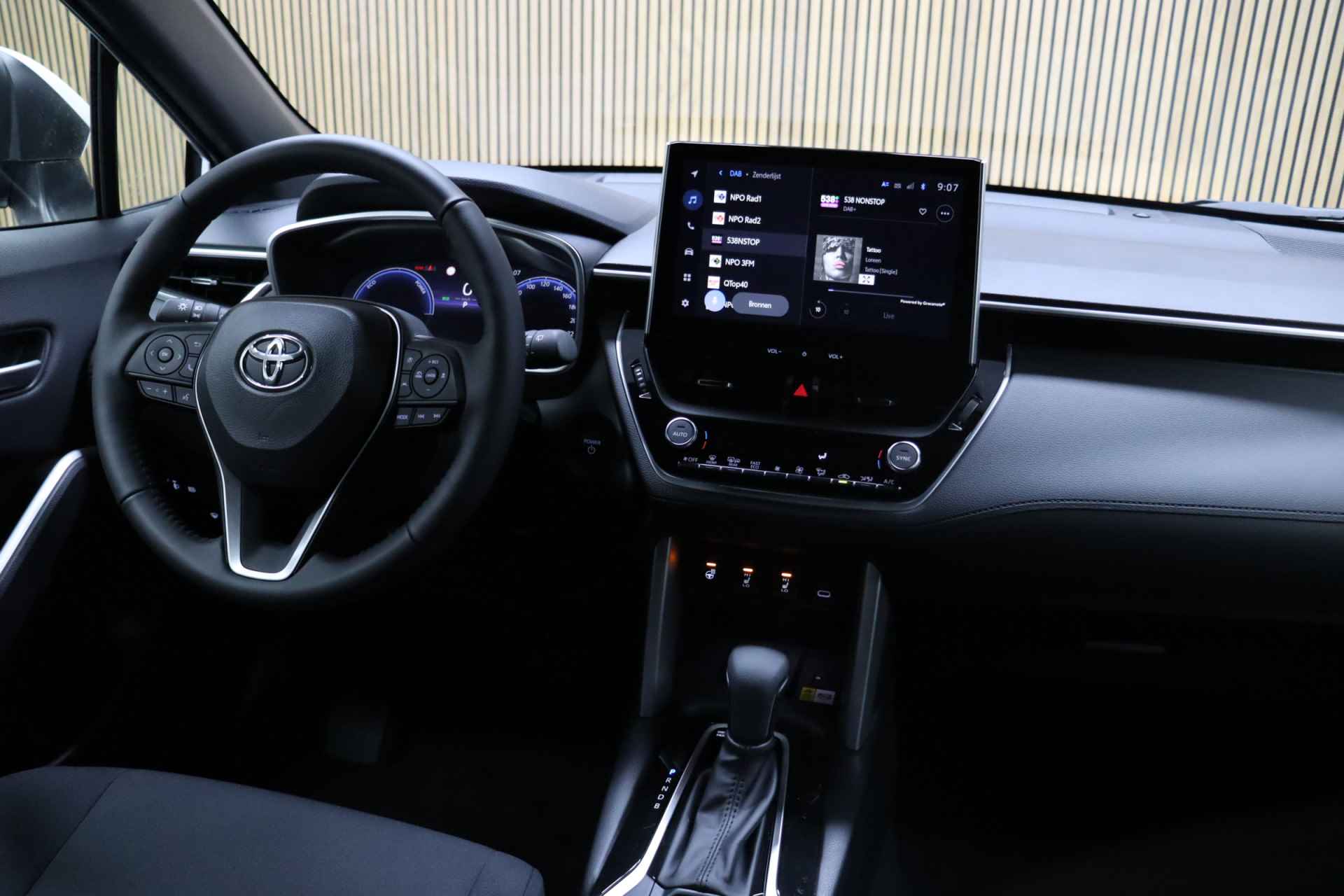 Toyota Corolla Cross Hybrid 200 Style | Facelift | Nieuw uit voorraad leverbaar | € 1.395,- Voorraad voordeel! | Dodehoekdetectie | Parkeersensoren | Apple Carplay & Android Auto | Elek. bedienbare achterklep - 43/48