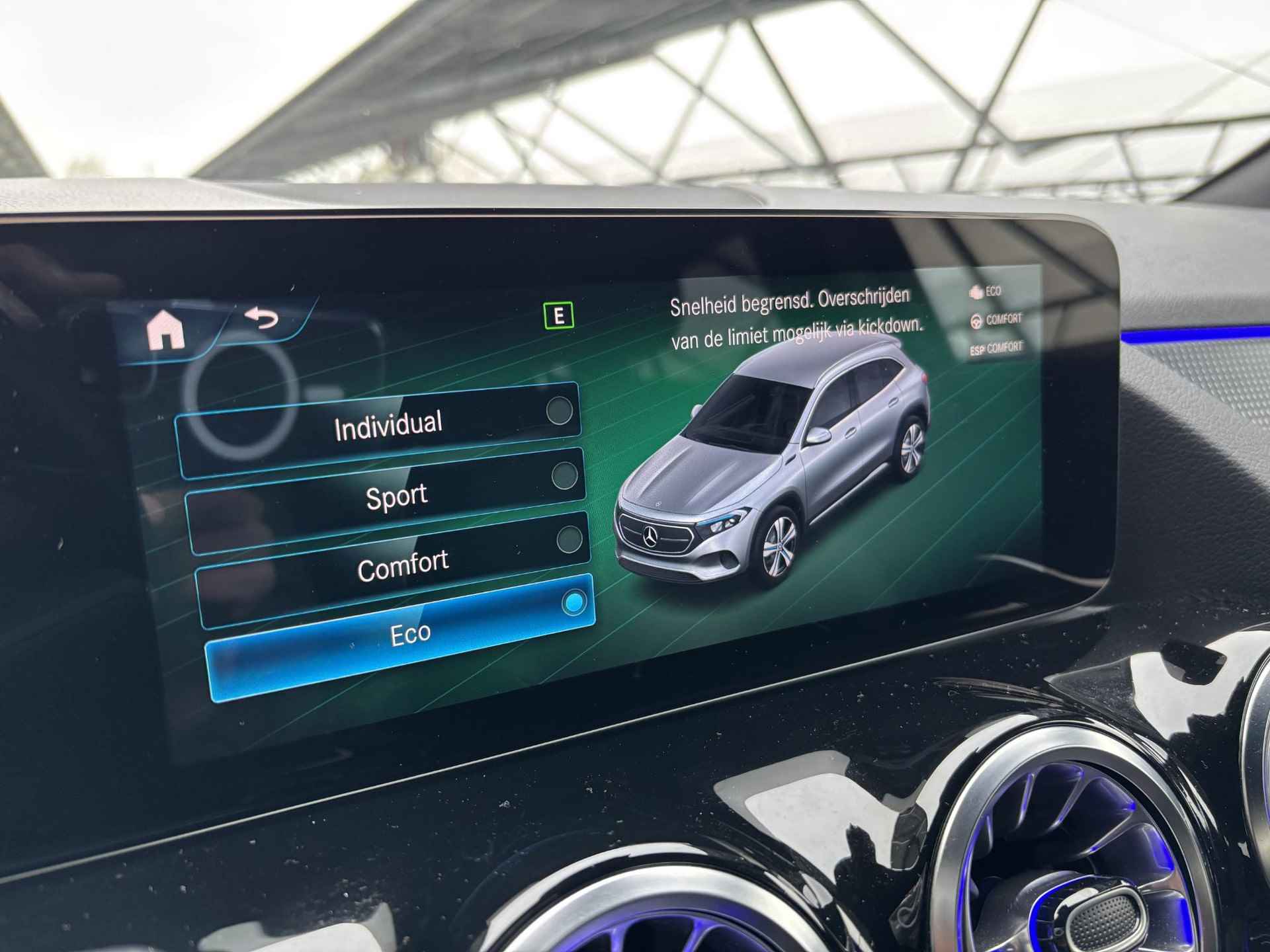 Mercedes-Benz EQA 250 Business Solution Luxury 67 kWh | Keyless | Sfeerverlichting | Apple Carplay | Stoelverwarming | Adaptieve cruise control | Parkeercamera | - 29/35