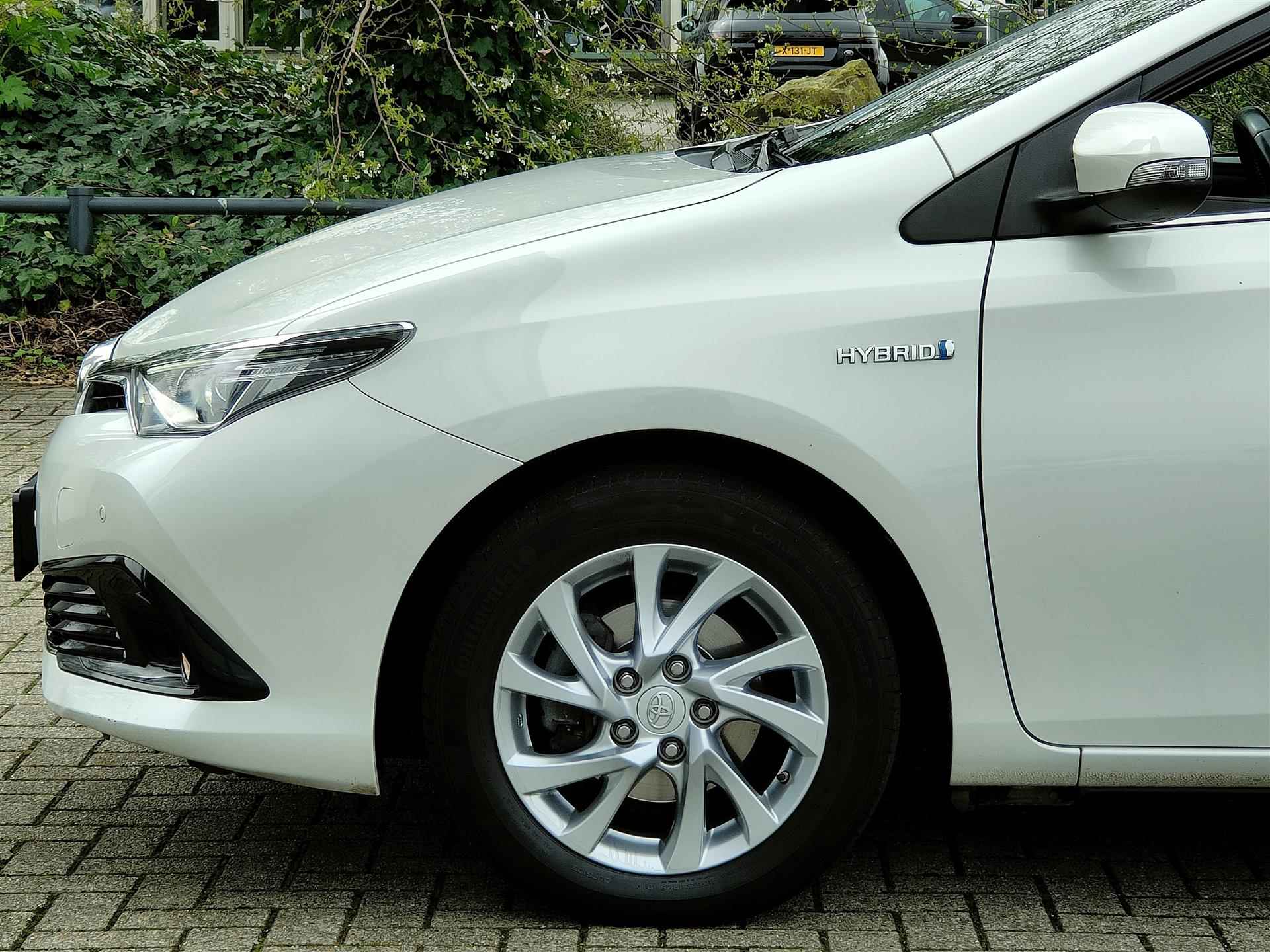 Toyota Auris Touring Sports 1.8 Hybrid Edition S | Camera | Cruise | Xenon | Stoelverwarming - 8/19