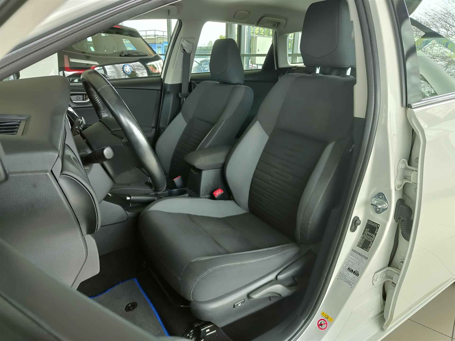 Toyota Auris Touring Sports 1.8 Hybrid Edition S | Camera | Cruise | Xenon | Stoelverwarming - 12/19