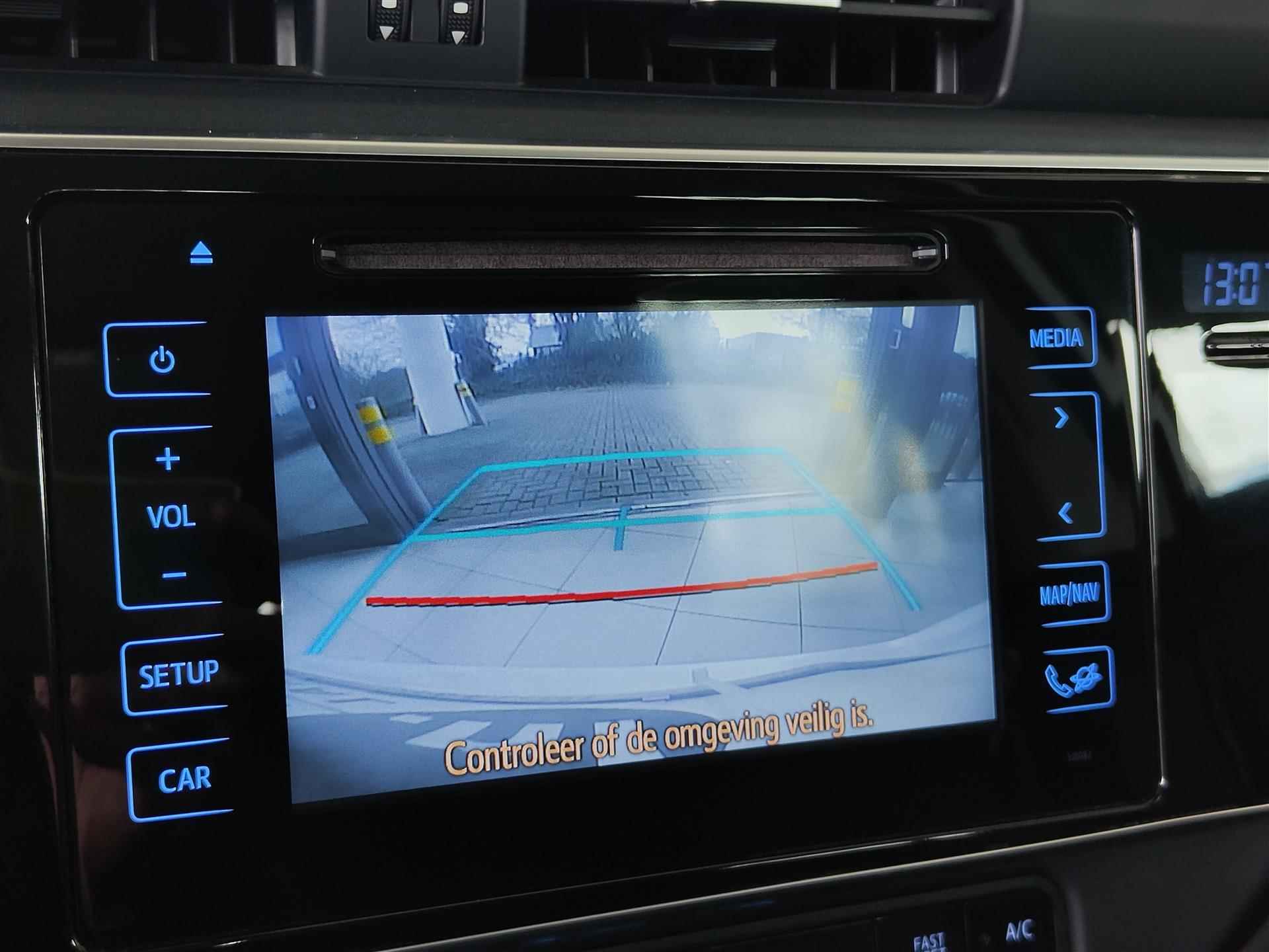 Toyota Auris Touring Sports 1.8 Hybrid Edition S | Camera | Cruise | Xenon | Stoelverwarming - 17/19