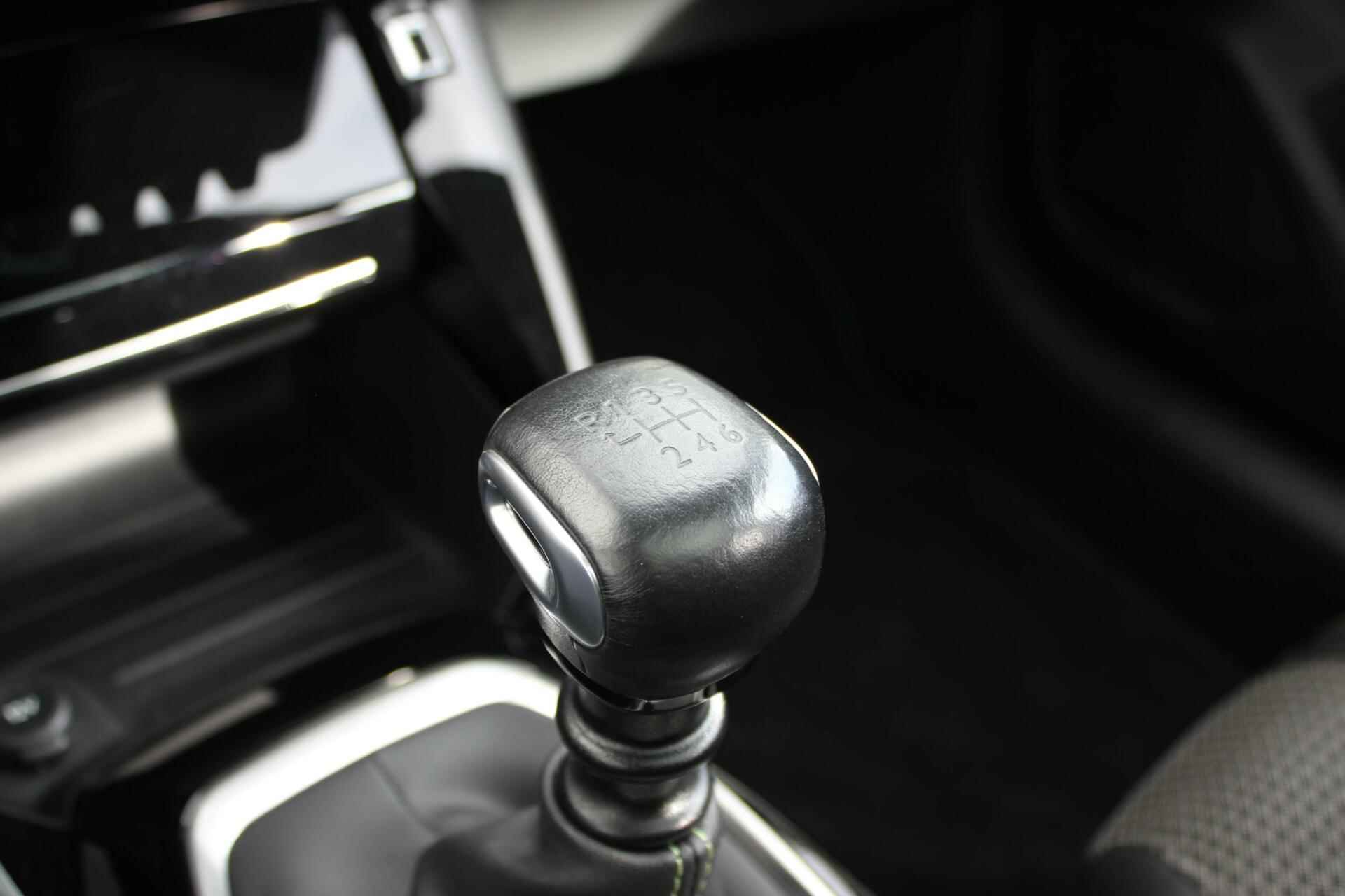 Peugeot 208 1.2 PureTech GT // Panoramadak - Android Auto & Apple CarPlay - Navigatie - Virtual Cockpit - 30/33