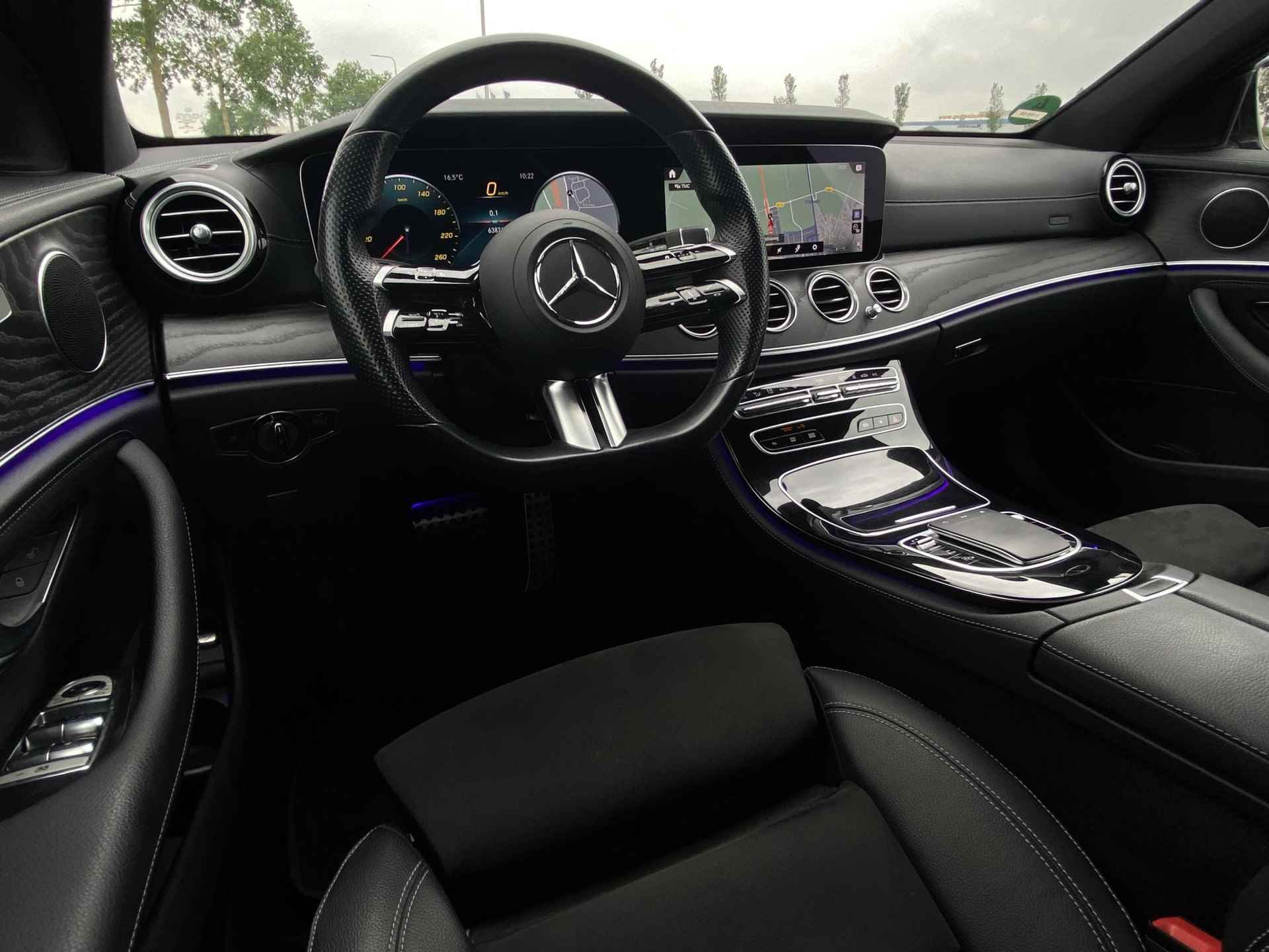 Mercedes-Benz E-klasse Estate 300 e AMG Line | Trekhaak wegklapbaar | Widescreen | Camera | PrivacyGlass | 18" Lichtmetalen velgen | Navigatie | Comfortstoelen | Stoelverwarming | Sfeerverlichting | Standkachel | LED | - 28/72