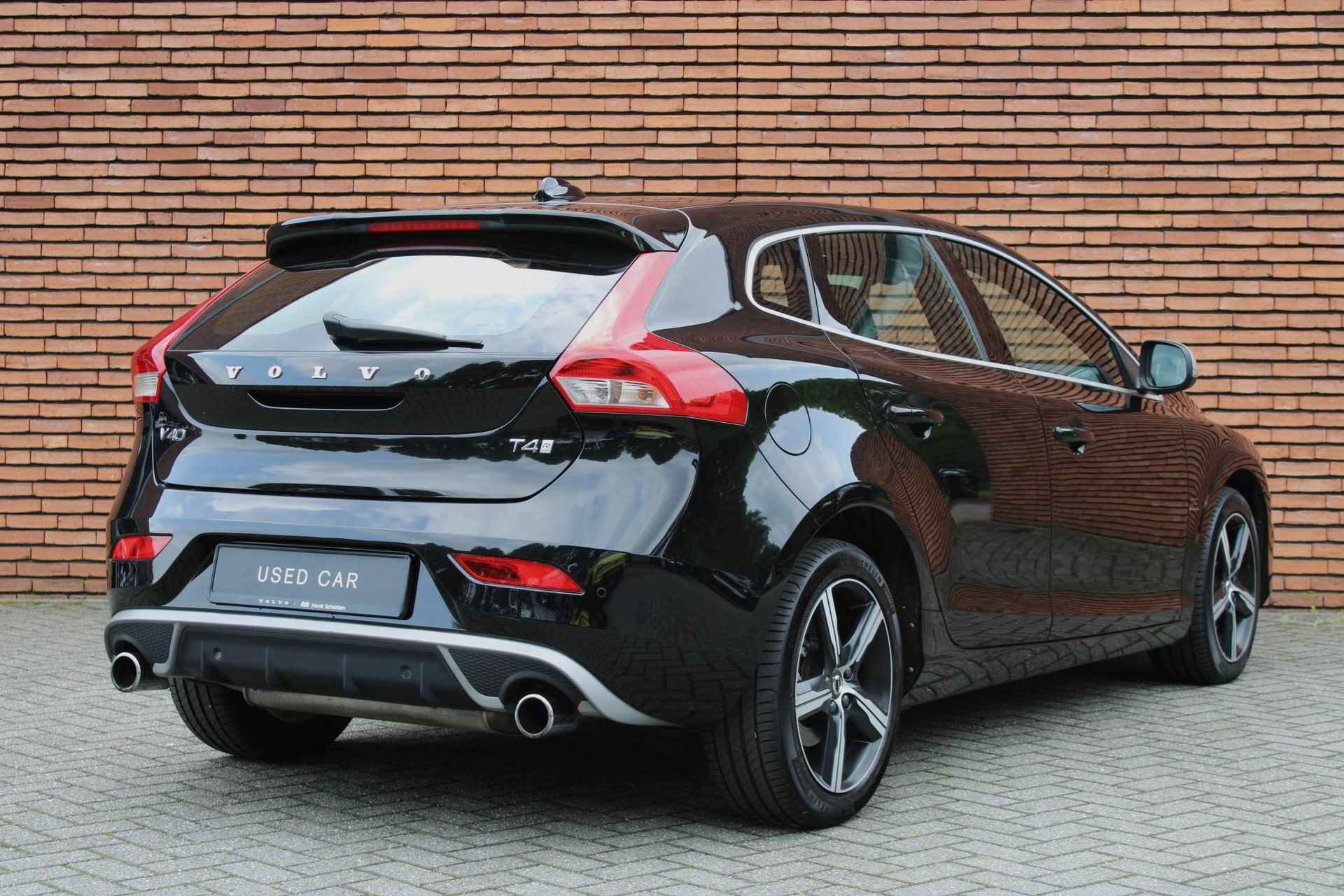 Volvo V40 T4 190PK Business Sport, Extra Getint Glas, Standkachel, Panoramadak, Lederen Bekleding, Verwarmbare Voorstoelen, Bluetooth Telefonie & Multimedia, Parkeercamera, Navigatie - 2/16