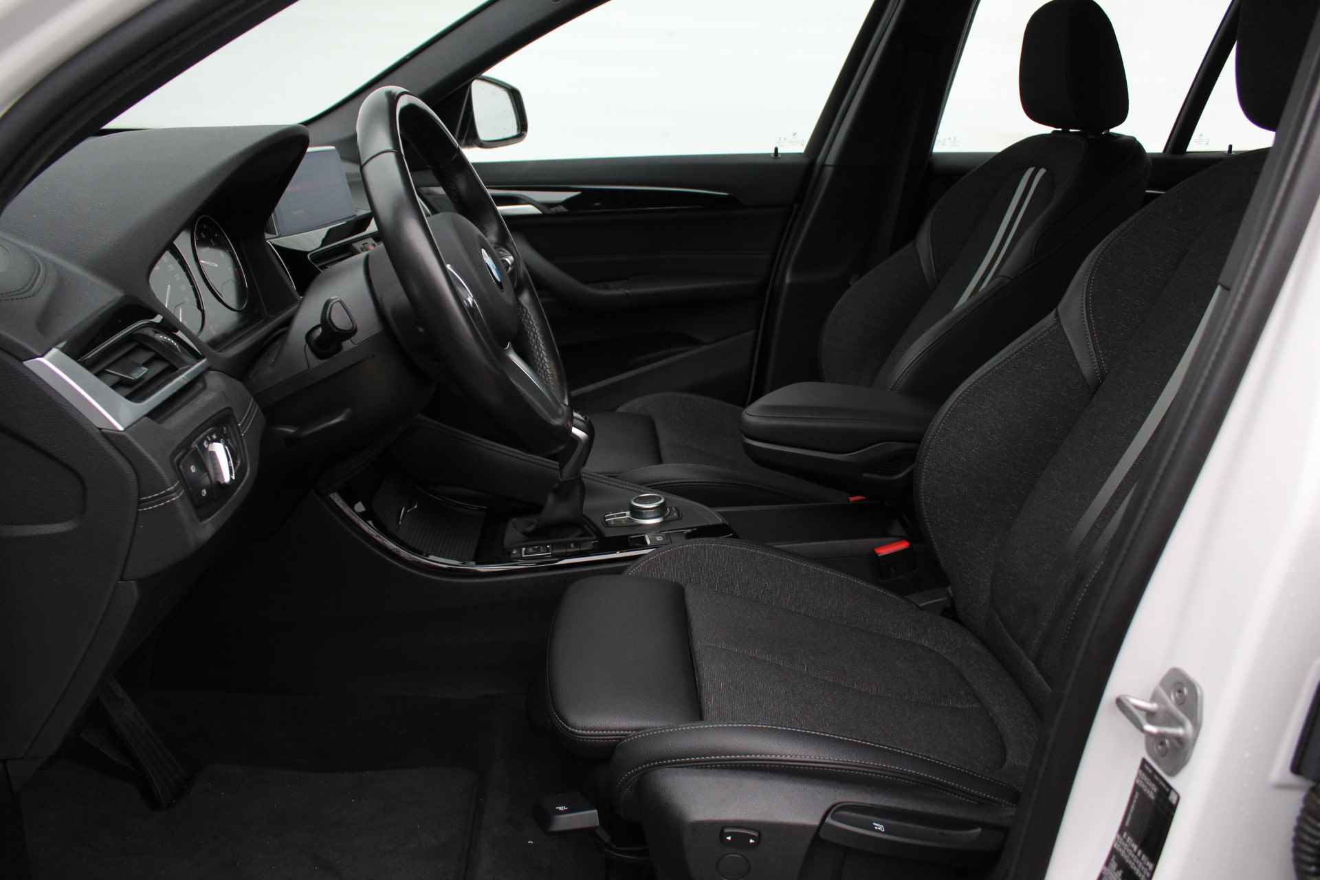 BMW X1 xDrive25e M Sport Automaat / Trekhaak / Sportstoelen / LED / Stoelverwarming / PDC achter / Navigatie / Cruise Control - 11/32