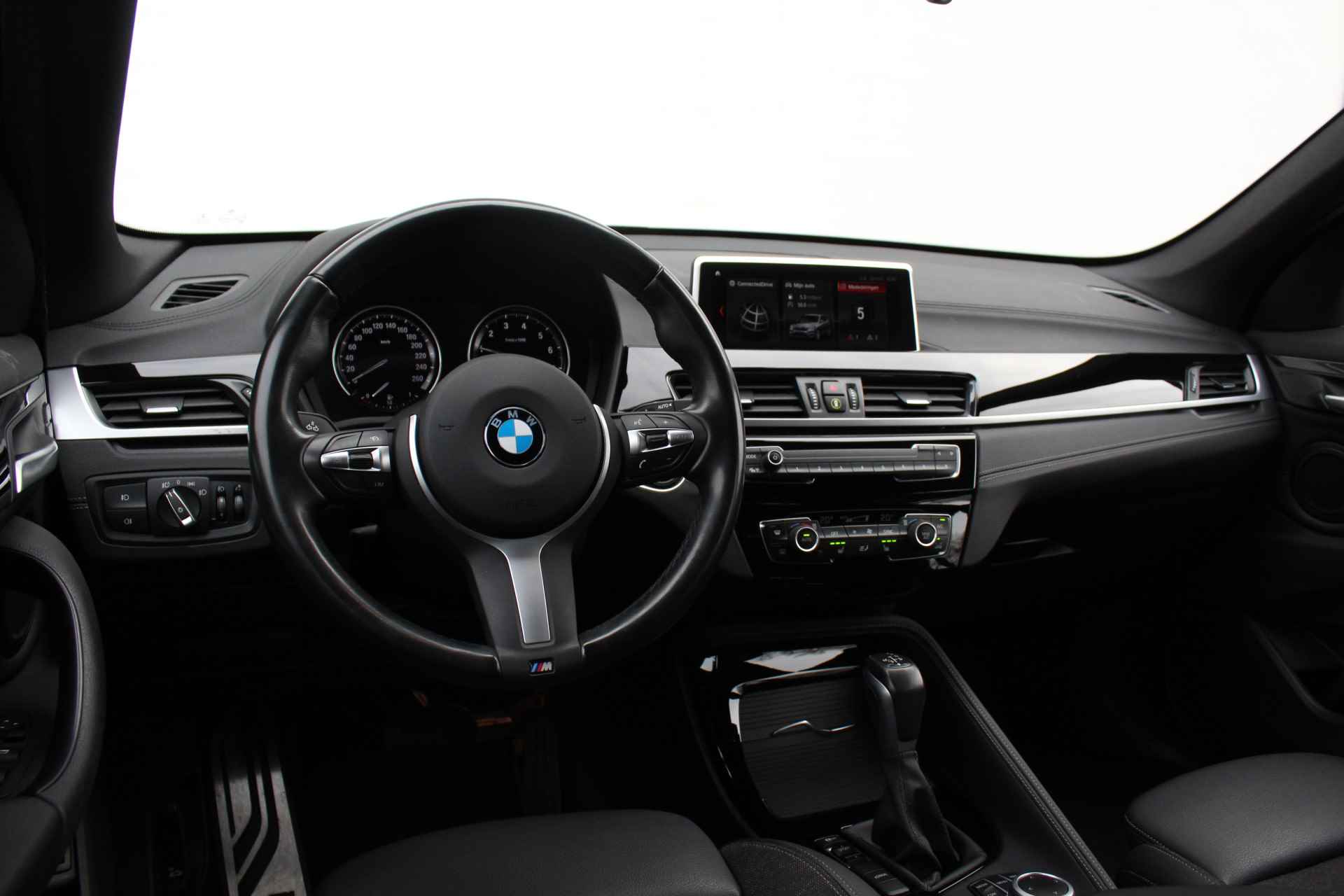 BMW X1 xDrive25e M Sport Automaat / Trekhaak / Sportstoelen / LED / Stoelverwarming / PDC achter / Navigatie / Cruise Control - 29/32