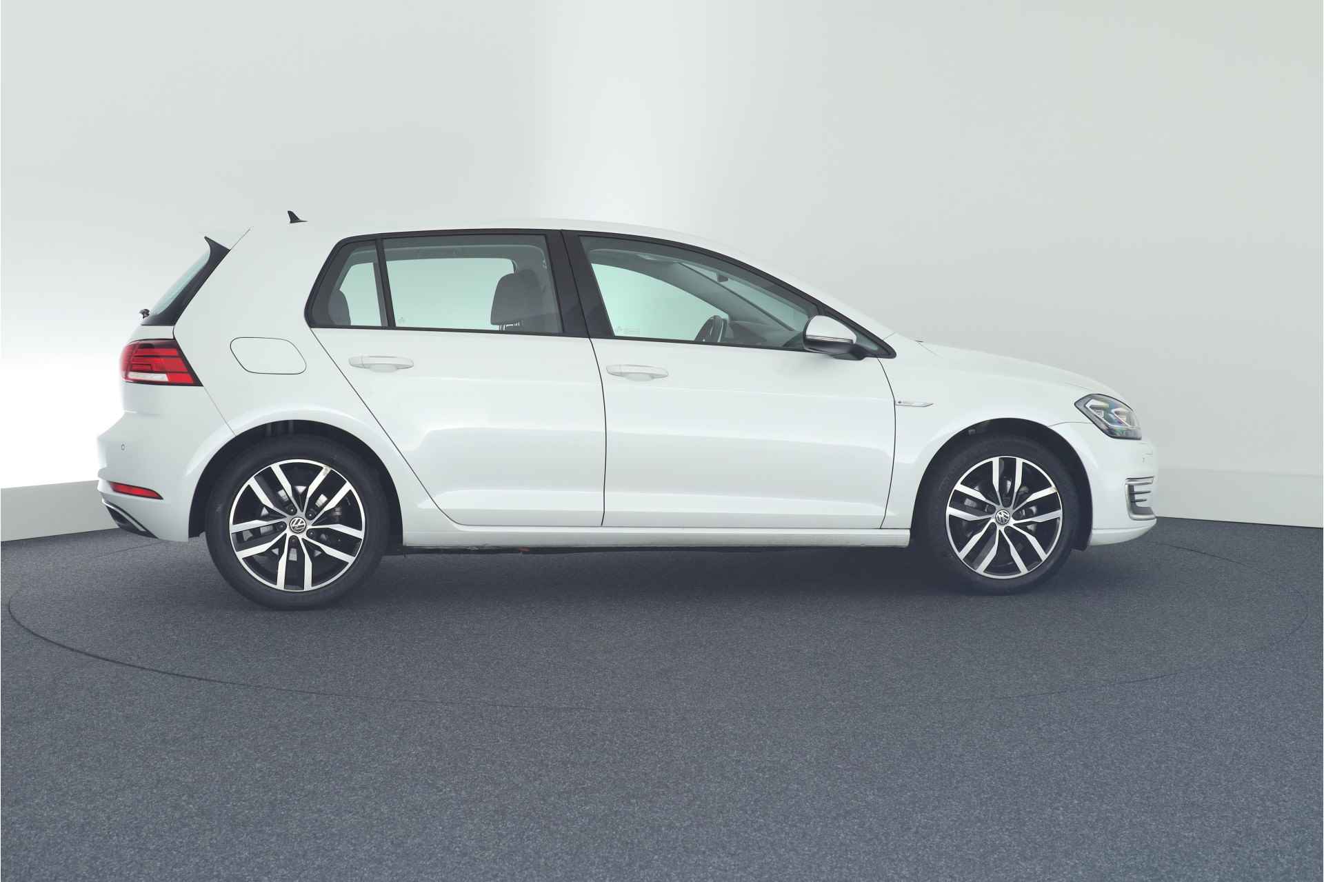 Volkswagen e-Golf 136pk Warmtepomp Keyless Virtual Cockpit Stoelverwarming Led Navigatie - 11/44