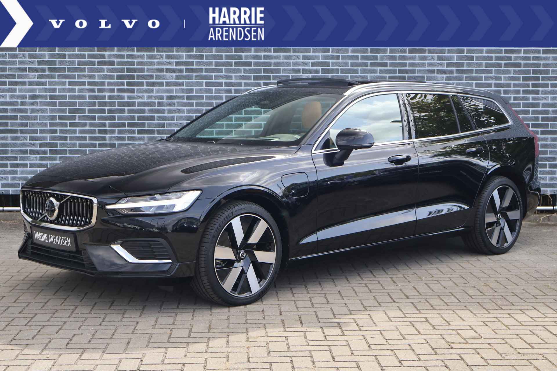 Volvo V60 2.0 T8 Recharge AWD Ultimate Bright | Massage + ventilatie voorstoelen | 360 camera | Extra getint glas | Adaptieve Cruise Control | elektr. schuif-/-kanteldak | Head-up display | - 1/31